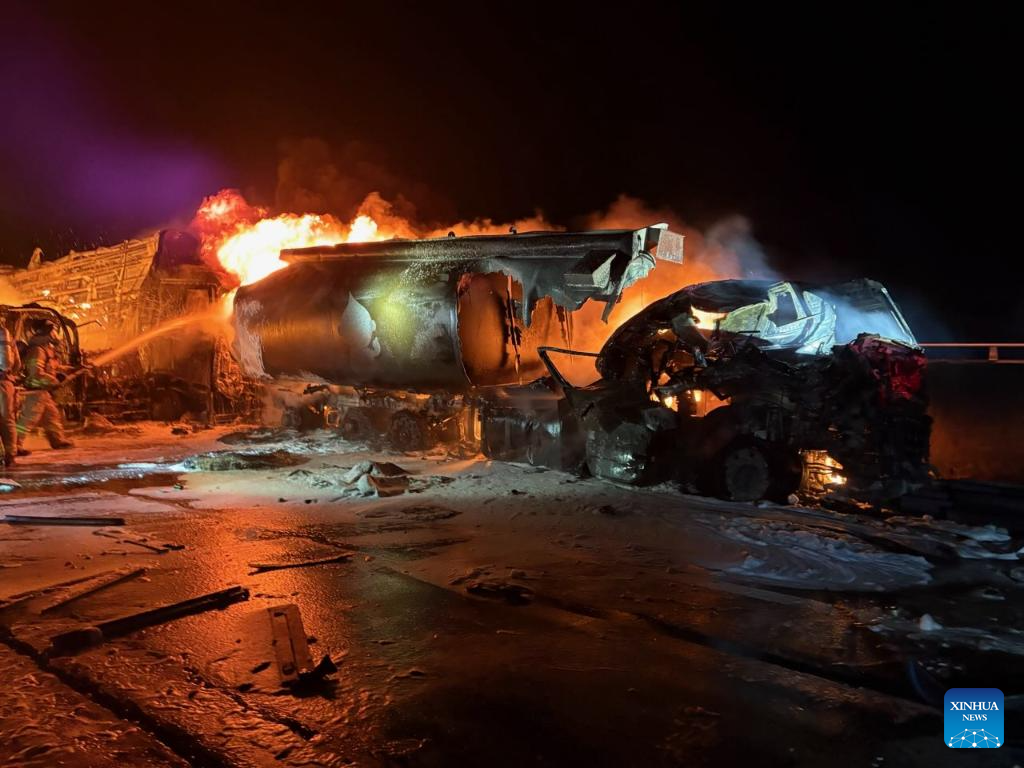 Tai nạn liên hoàn nghiêm trọng tại Hàn Quốc, xe tải 5 tấn bị thiêu rụi trong vài phút- Ảnh 3. Tai nạn liên hoàn nghiêm trọng tại Hàn Quốc, xe tải 5 tấn bị thiêu rụi trong vài phút- Ảnh 3.