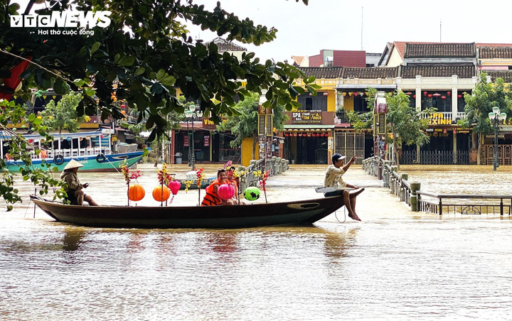 Lũ trên các sông ở Đà Nẵng, Huế duy trì mức cao, nhiều nơi chìm trong biển nước- Ảnh 1.