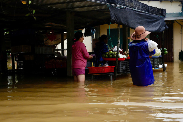 Lũ trên các sông ở Đà Nẵng, Huế duy trì mức cao, nhiều nơi chìm trong biển nước- Ảnh 3.