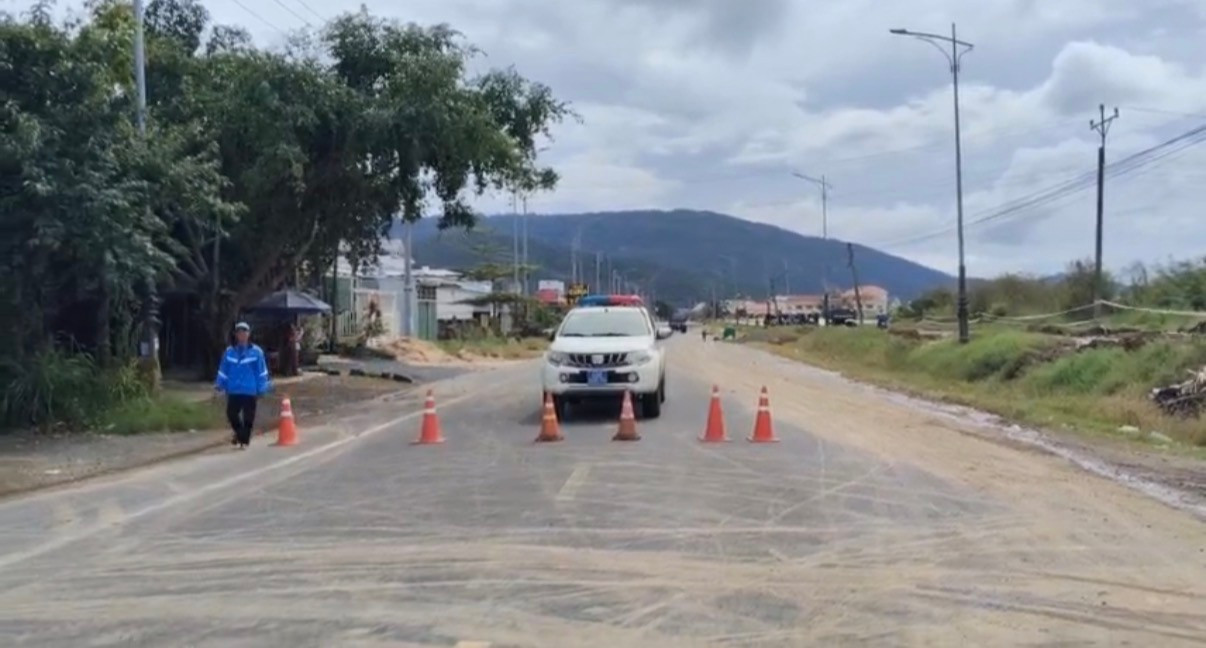 Đường sạt lở tứ phía, đi thế nào tới Đà Lạt?- Ảnh 2.