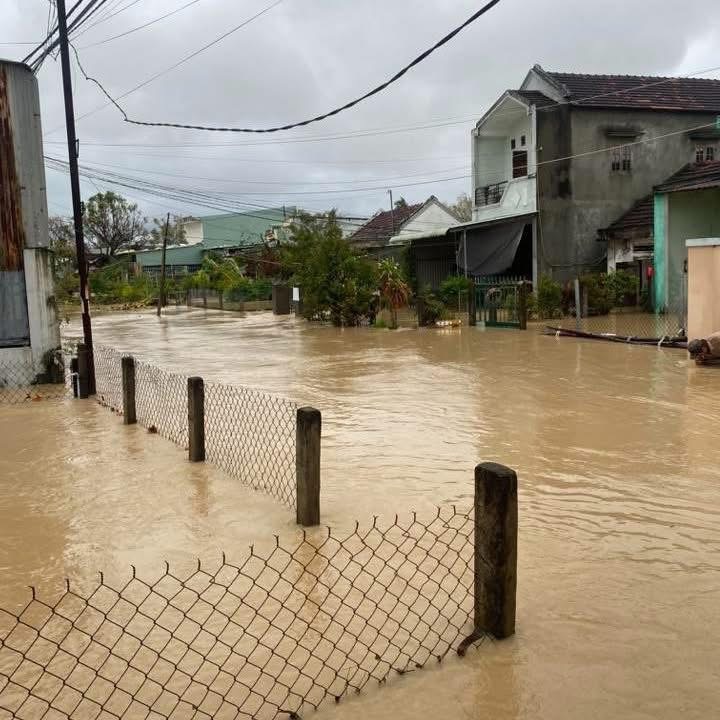 Mưa lũ chia cắt nhiều khu vực ở Gia Lai, hàng trăm hộ dân bị cô lập- Ảnh 1. Mưa lũ chia cắt nhiều khu vực ở Gia Lai, hàng trăm hộ dân bị cô lập- Ảnh 1.