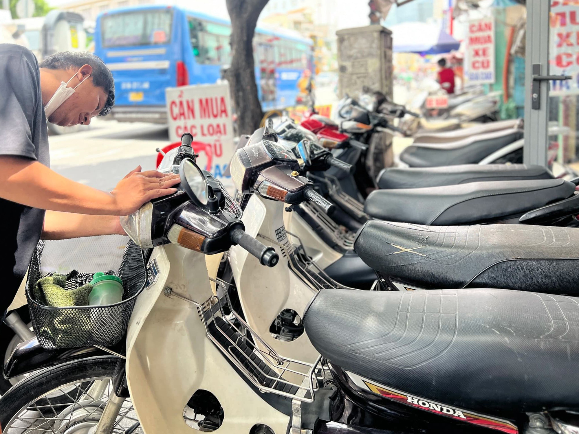 Công an Hà Nội ra thông báo, người dân đang sở hữu xe máy cũ phải lưu ý- Ảnh 2. Công an Hà Nội ra thông báo, người dân đang sở hữu xe máy cũ phải lưu ý- Ảnh 2.