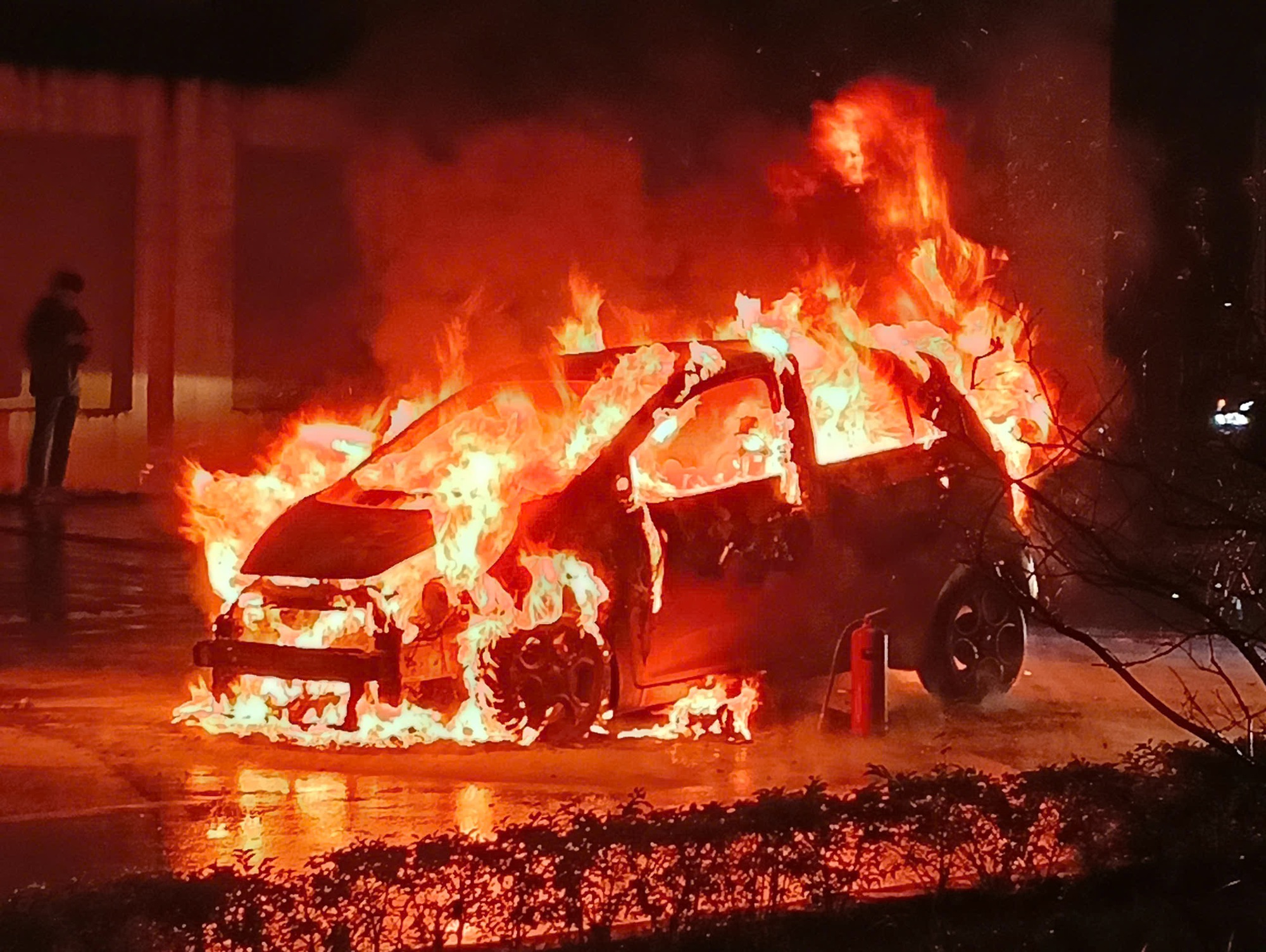 VIDEO: Chiếc xe 4 chỗ bốc cháy dữ dội vào đúng giờ tan tầm- Ảnh 1. VIDEO: Chiếc xe 4 chỗ bốc cháy dữ dội vào đúng giờ tan tầm- Ảnh 1.