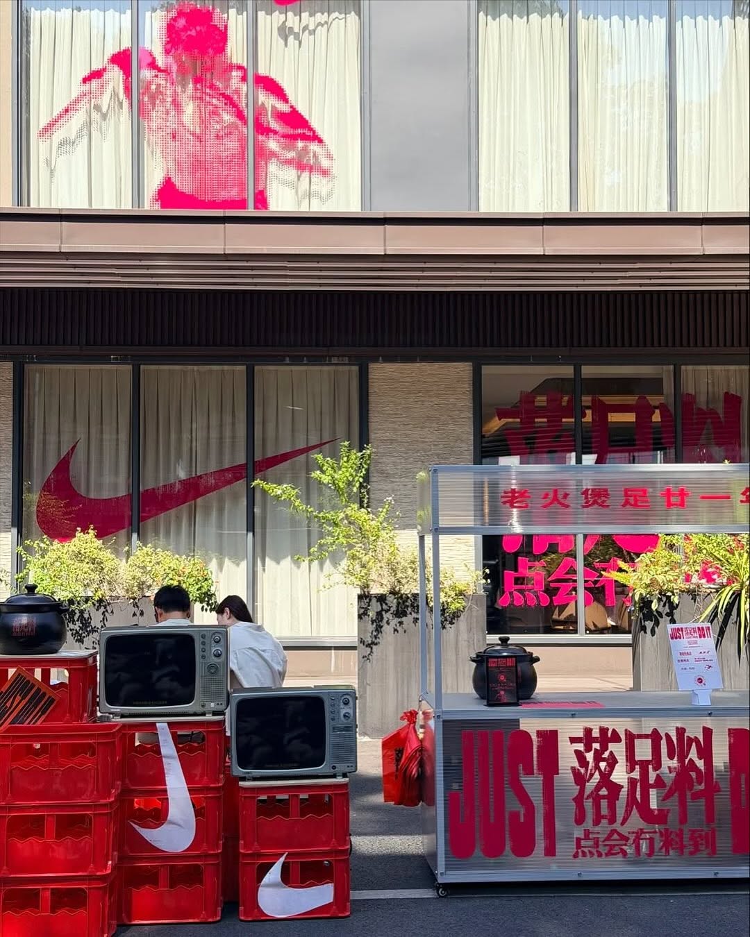 Sốc: Nike mở bán canh dưỡng sinh, gửi thông điệp động viên Gen Z- Ảnh 7. Sốc: Nike mở bán canh dưỡng sinh, gửi thông điệp động viên Gen Z- Ảnh 7.