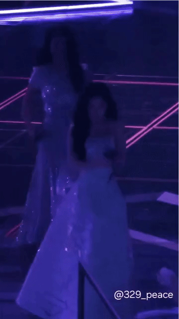 Cú ngã điếng người của nữ thần đẹp nhất showbiz: Pha xử lý vô cùng chuyên nghiệp trên sân khấu của chủ nhân- Ảnh 1. Cú ngã điếng người của nữ thần đẹp nhất showbiz: Pha xử lý vô cùng chuyên nghiệp trên sân khấu của chủ nhân- Ảnh 1.