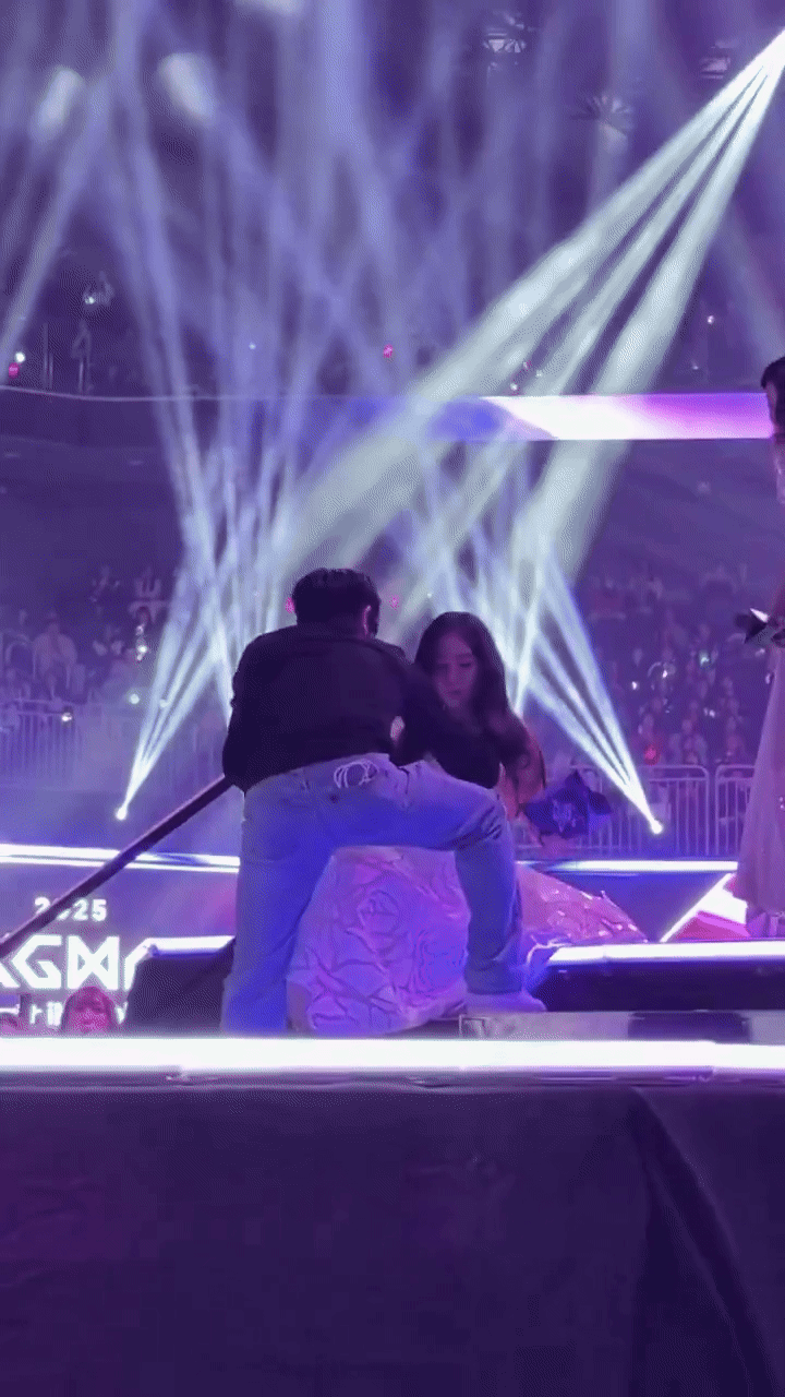 Cú ngã điếng người của nữ thần đẹp nhất showbiz: Pha xử lý vô cùng chuyên nghiệp trên sân khấu của chủ nhân- Ảnh 2. Cú ngã điếng người của nữ thần đẹp nhất showbiz: Pha xử lý vô cùng chuyên nghiệp trên sân khấu của chủ nhân- Ảnh 2.