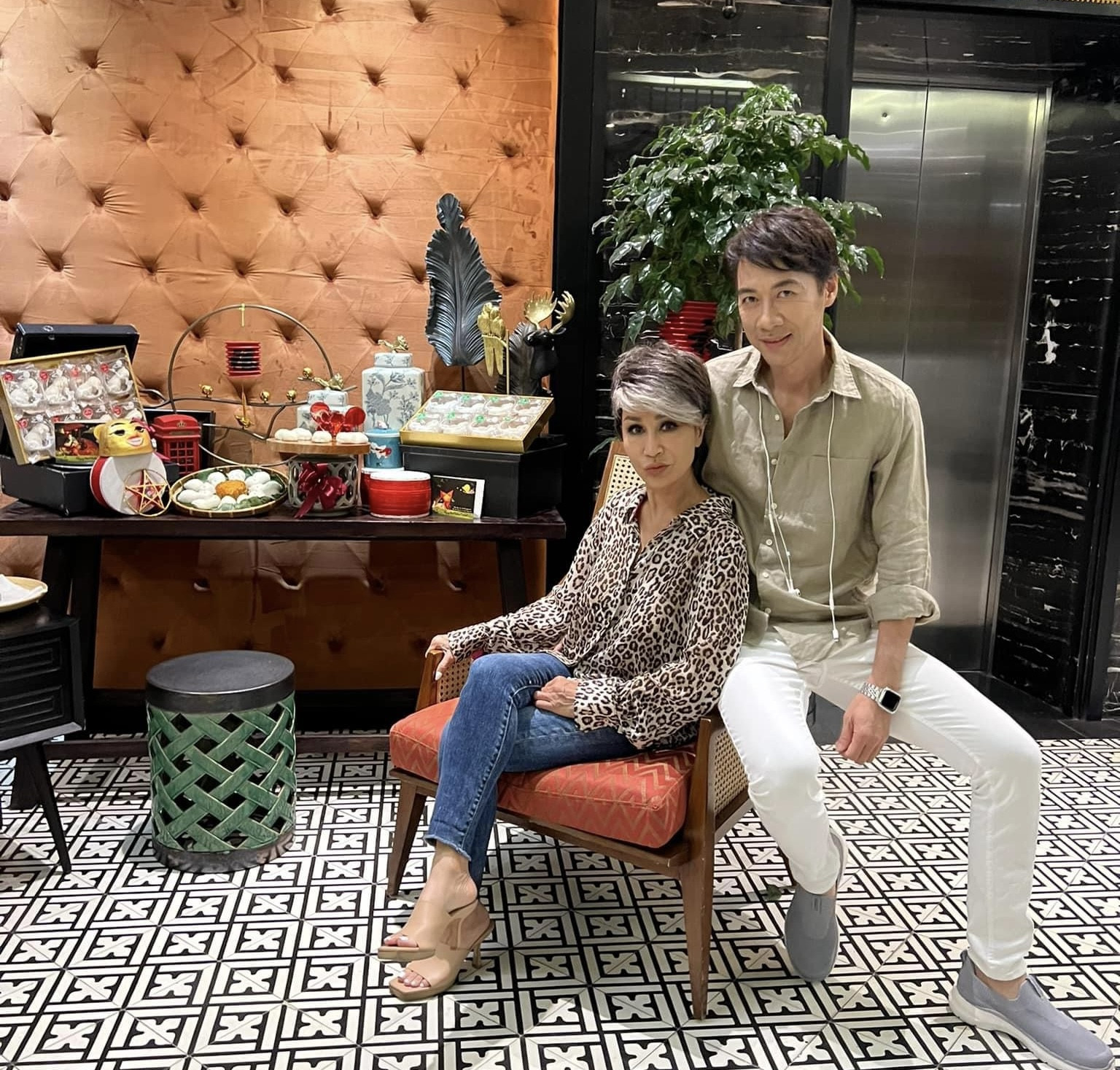 Nữ ca sĩ 1 lần đò, lấy chồng 2 kém 13 tuổi vì dính bầu: Hôn nhân viên mãn, gia đình toàn ngôi sao ca nhạc- Ảnh 6. Nữ ca sĩ 1 lần đò, lấy chồng 2 kém 13 tuổi vì dính bầu: Hôn nhân viên mãn, gia đình toàn ngôi sao ca nhạc- Ảnh 6.