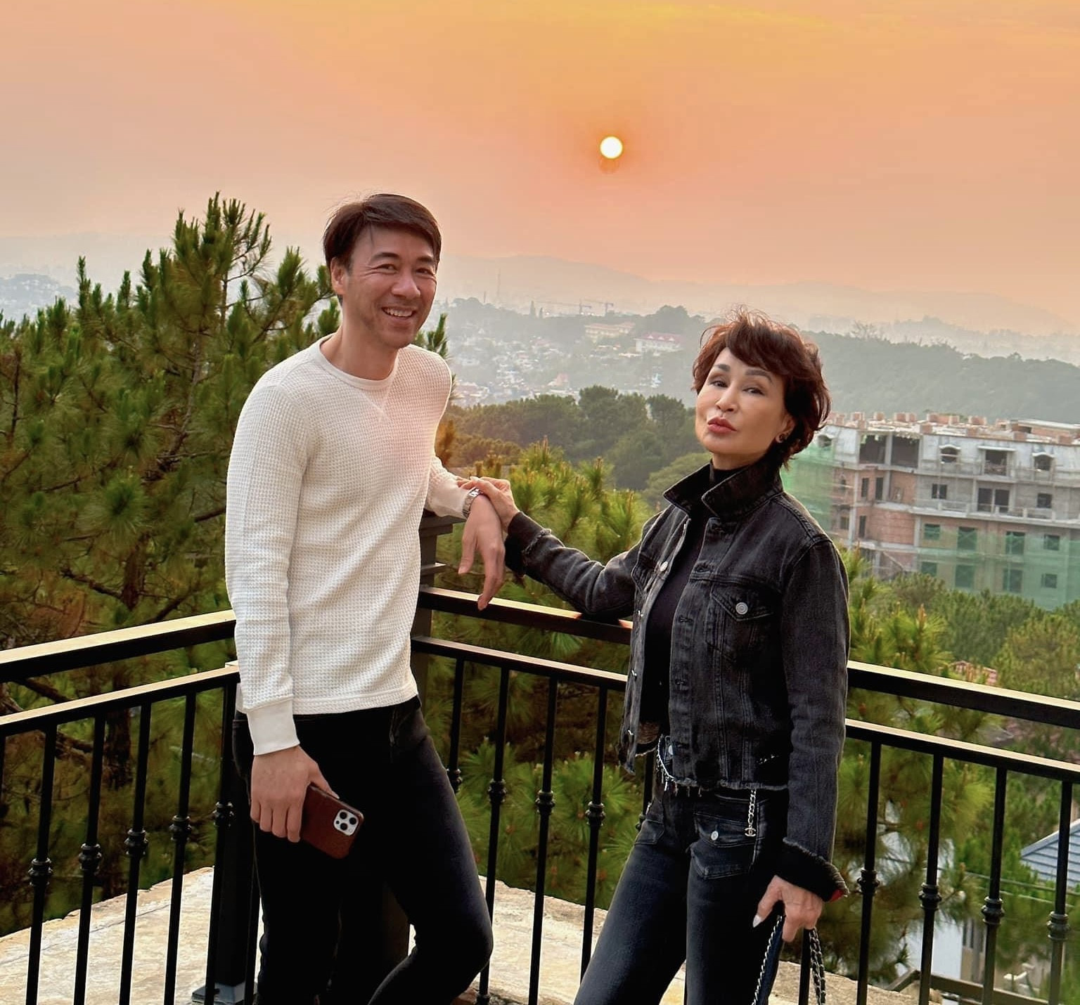 Nữ ca sĩ 1 lần đò, lấy chồng 2 kém 13 tuổi vì dính bầu: Hôn nhân viên mãn, gia đình toàn ngôi sao ca nhạc- Ảnh 5. Nữ ca sĩ 1 lần đò, lấy chồng 2 kém 13 tuổi vì dính bầu: Hôn nhân viên mãn, gia đình toàn ngôi sao ca nhạc- Ảnh 5.