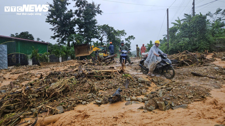 Hàng nghìn khối đất đá từ đồi núi đổ xuống đường, ầm ầm như thác ở Đắk Lắk- Ảnh 1.