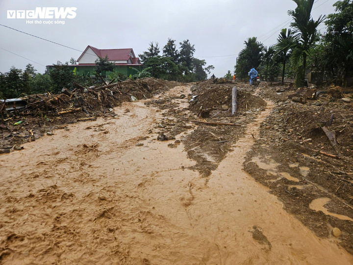 Hàng nghìn khối đất đá từ đồi núi đổ xuống đường, ầm ầm như thác ở Đắk Lắk- Ảnh 2.