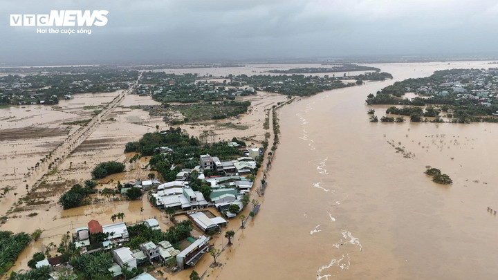 Lũ trên các sông ở Đà Nẵng, Huế duy trì mức cao, nhiều nơi chìm trong biển nước- Ảnh 2.