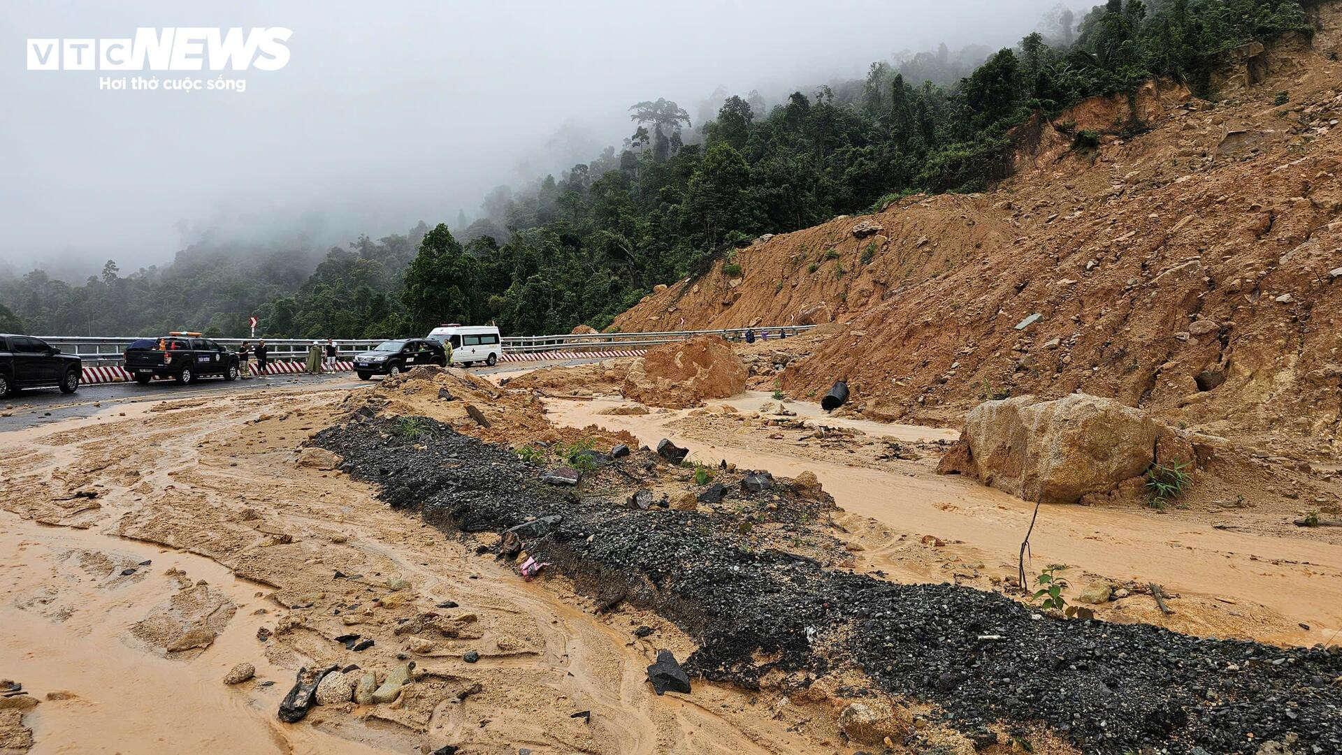 Nổ nìn phá điểm sạt lở mới gần nơi xe khách bị đè bẹp trên đèo Khánh Lê- Ảnh 6.