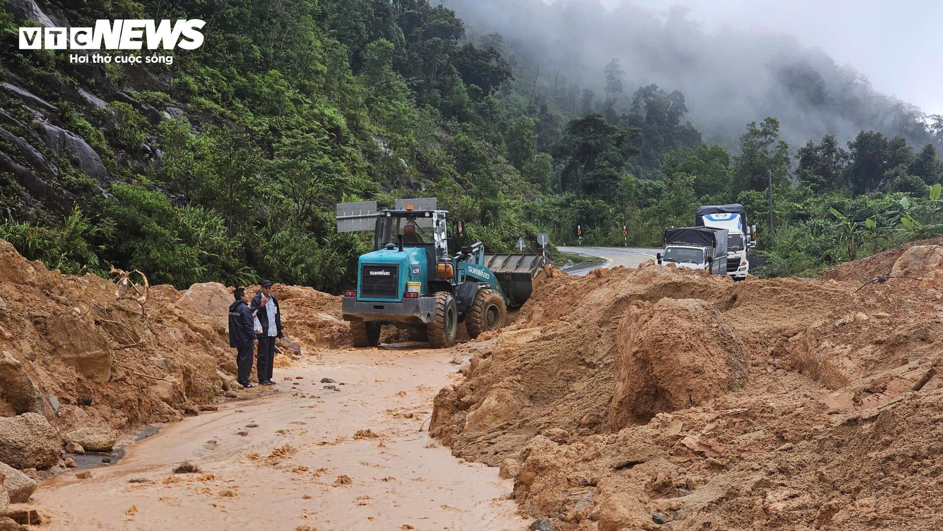 Nổ nìn phá điểm sạt lở mới gần nơi xe khách bị đè bẹp trên đèo Khánh Lê- Ảnh 5.