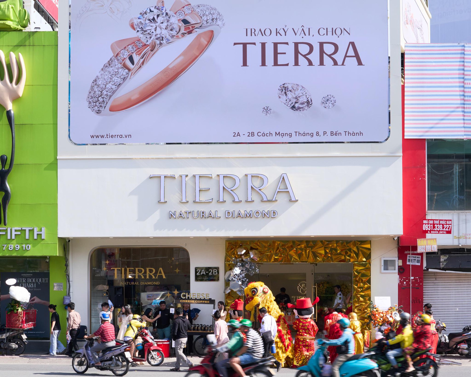 Cửa hàng kim cương mới xuất hiện “chiếm spotlight” ngã sáu Phù Đổng, hóa ra là lựa chọn cho ngày trọng đại của nhiều sao Việt- Ảnh 1. Cửa hàng kim cương mới xuất hiện “chiếm spotlight” ngã sáu Phù Đổng, hóa ra là lựa chọn cho ngày trọng đại của nhiều sao Việt- Ảnh 1.