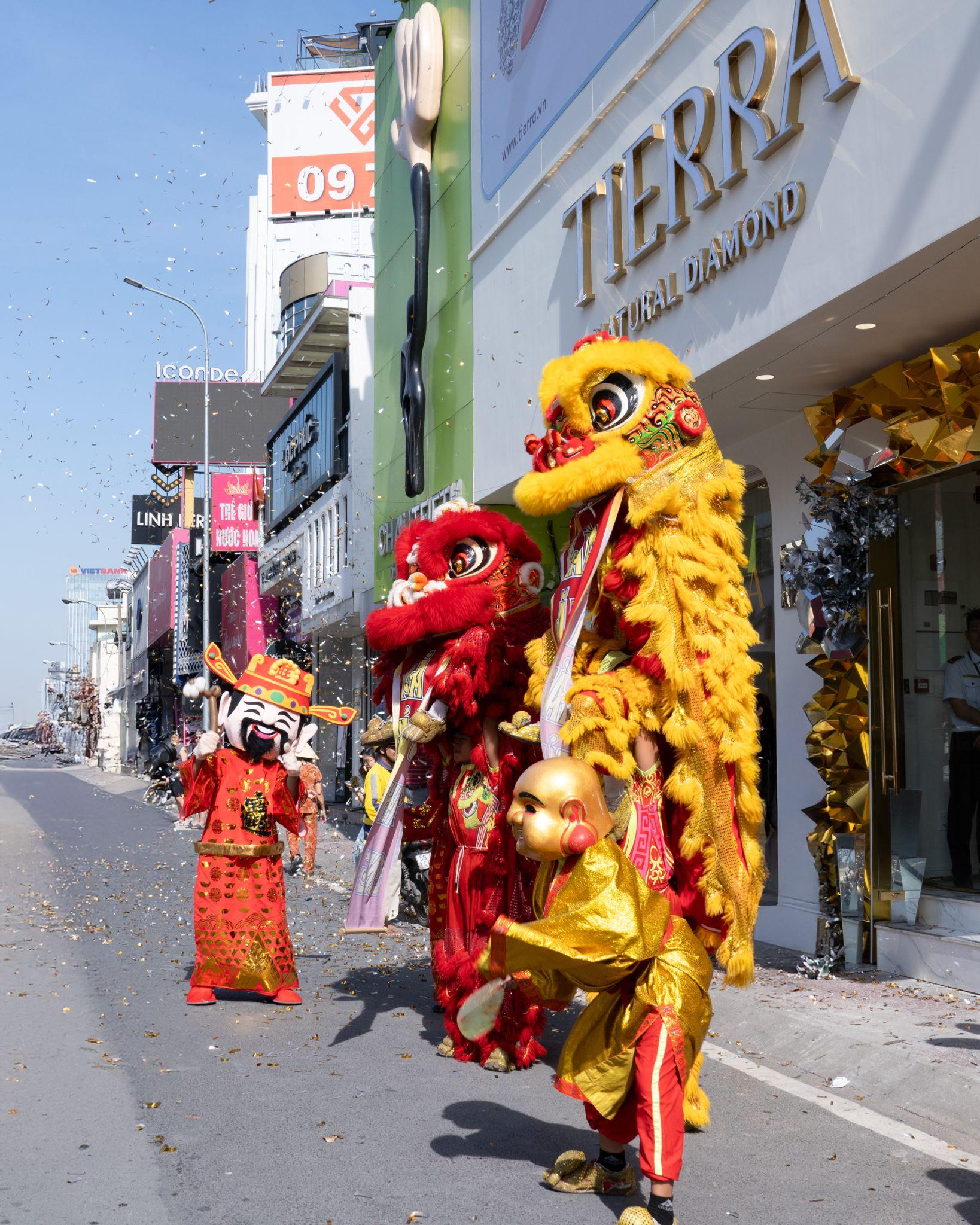 Cửa hàng kim cương mới xuất hiện “chiếm spotlight” ngã sáu Phù Đổng, hóa ra là lựa chọn cho ngày trọng đại của nhiều sao Việt- Ảnh 2. Cửa hàng kim cương mới xuất hiện “chiếm spotlight” ngã sáu Phù Đổng, hóa ra là lựa chọn cho ngày trọng đại của nhiều sao Việt- Ảnh 2.