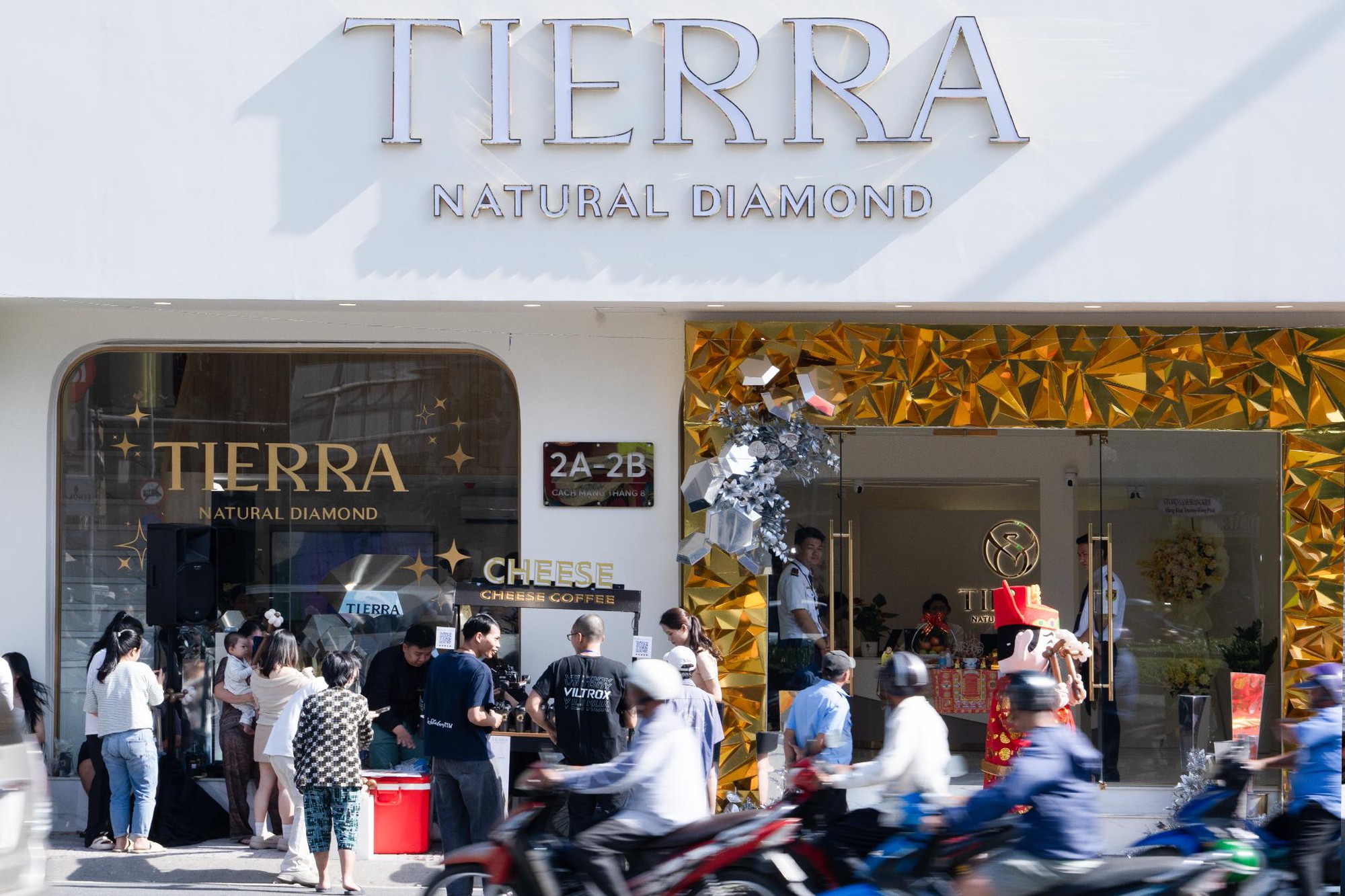 Cửa hàng kim cương mới xuất hiện “chiếm spotlight” ngã sáu Phù Đổng, hóa ra là lựa chọn cho ngày trọng đại của nhiều sao Việt- Ảnh 11. Cửa hàng kim cương mới xuất hiện “chiếm spotlight” ngã sáu Phù Đổng, hóa ra là lựa chọn cho ngày trọng đại của nhiều sao Việt- Ảnh 11.