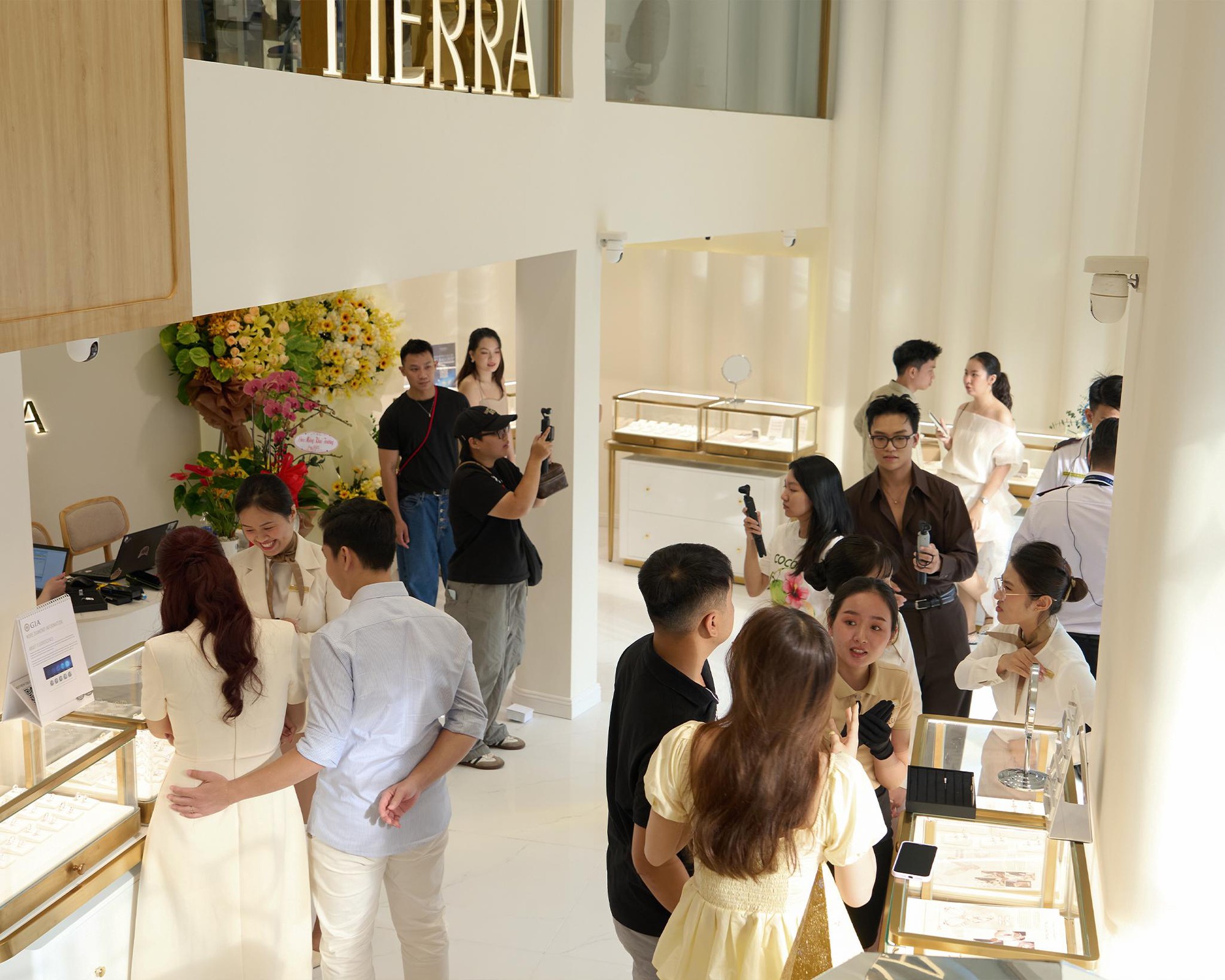 Cửa hàng kim cương mới xuất hiện “chiếm spotlight” ngã sáu Phù Đổng, hóa ra là lựa chọn cho ngày trọng đại của nhiều sao Việt- Ảnh 14. Cửa hàng kim cương mới xuất hiện “chiếm spotlight” ngã sáu Phù Đổng, hóa ra là lựa chọn cho ngày trọng đại của nhiều sao Việt- Ảnh 14.