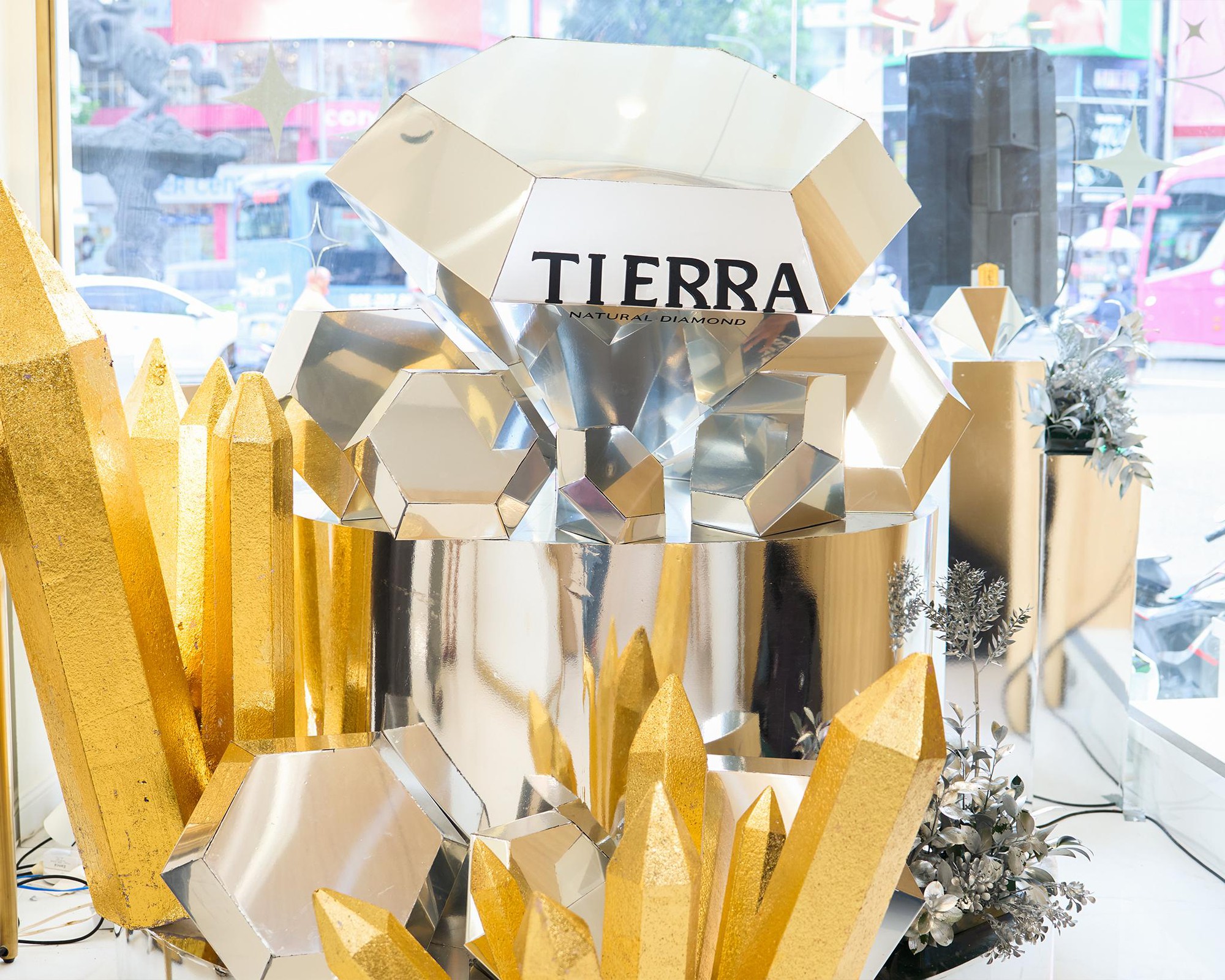 Cửa hàng kim cương mới xuất hiện “chiếm spotlight” ngã sáu Phù Đổng, hóa ra là lựa chọn cho ngày trọng đại của nhiều sao Việt- Ảnh 3. Cửa hàng kim cương mới xuất hiện “chiếm spotlight” ngã sáu Phù Đổng, hóa ra là lựa chọn cho ngày trọng đại của nhiều sao Việt- Ảnh 3.