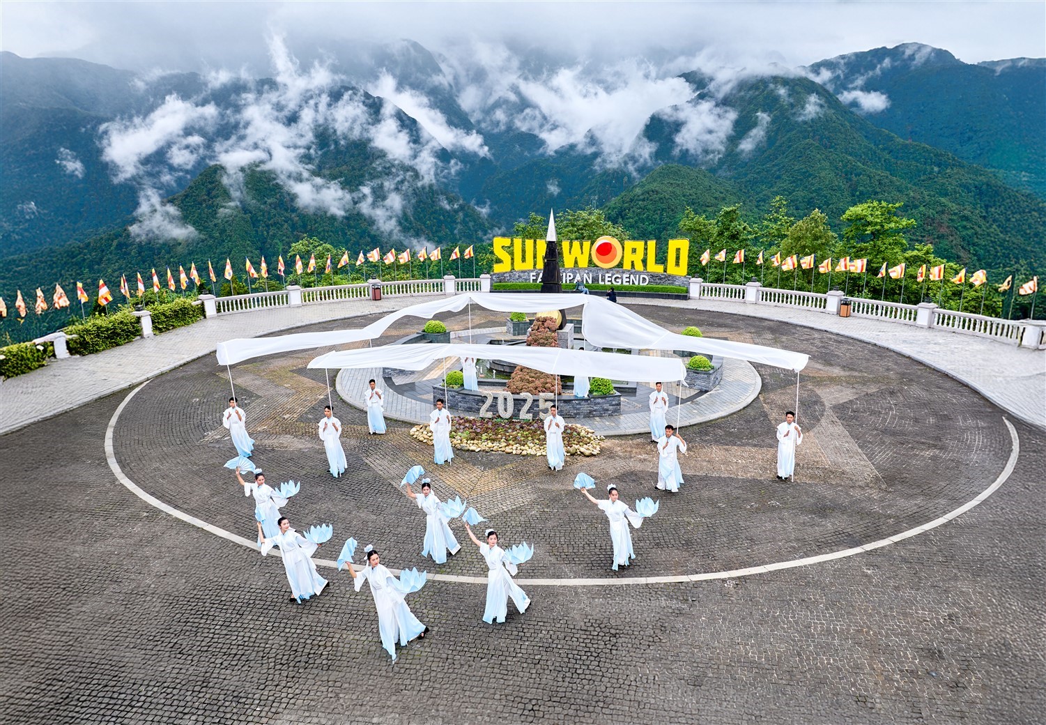 Sun World Fansipan Legend tung ưu đãi “khủng” cho người dân Lào Cai mới- Ảnh 4. Sun World Fansipan Legend tung ưu đãi “khủng” cho người dân Lào Cai mới- Ảnh 4.