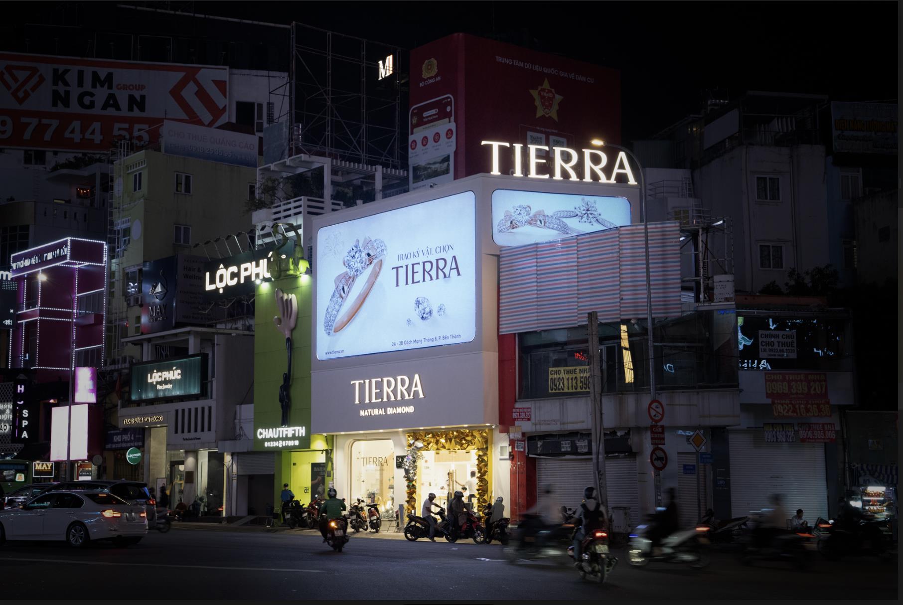 Cửa hàng kim cương mới xuất hiện “chiếm spotlight” ngã sáu Phù Đổng, hóa ra là lựa chọn cho ngày trọng đại của nhiều sao Việt- Ảnh 4. Cửa hàng kim cương mới xuất hiện “chiếm spotlight” ngã sáu Phù Đổng, hóa ra là lựa chọn cho ngày trọng đại của nhiều sao Việt- Ảnh 4.