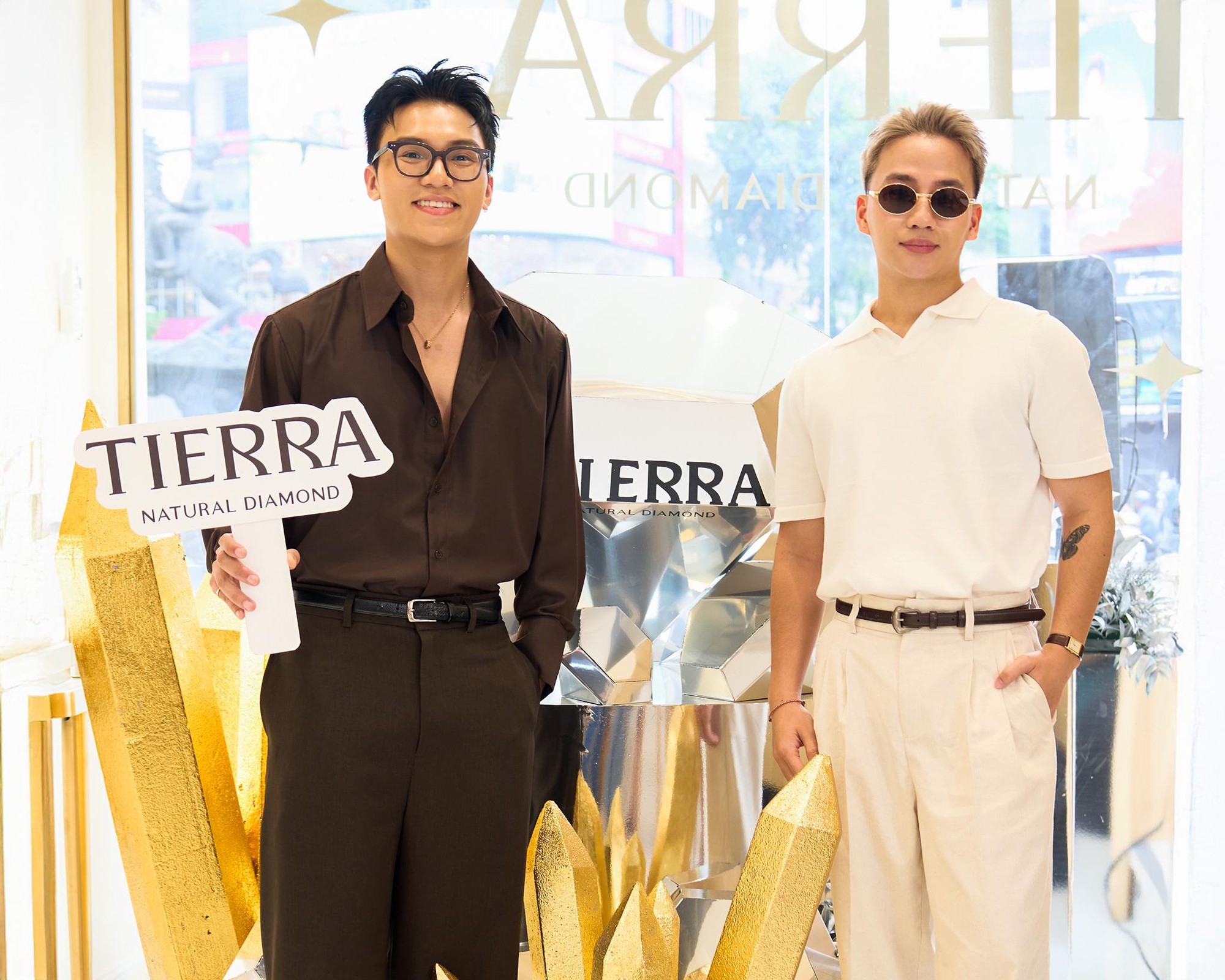 Cửa hàng kim cương mới xuất hiện “chiếm spotlight” ngã sáu Phù Đổng, hóa ra là lựa chọn cho ngày trọng đại của nhiều sao Việt- Ảnh 5. Cửa hàng kim cương mới xuất hiện “chiếm spotlight” ngã sáu Phù Đổng, hóa ra là lựa chọn cho ngày trọng đại của nhiều sao Việt- Ảnh 5.