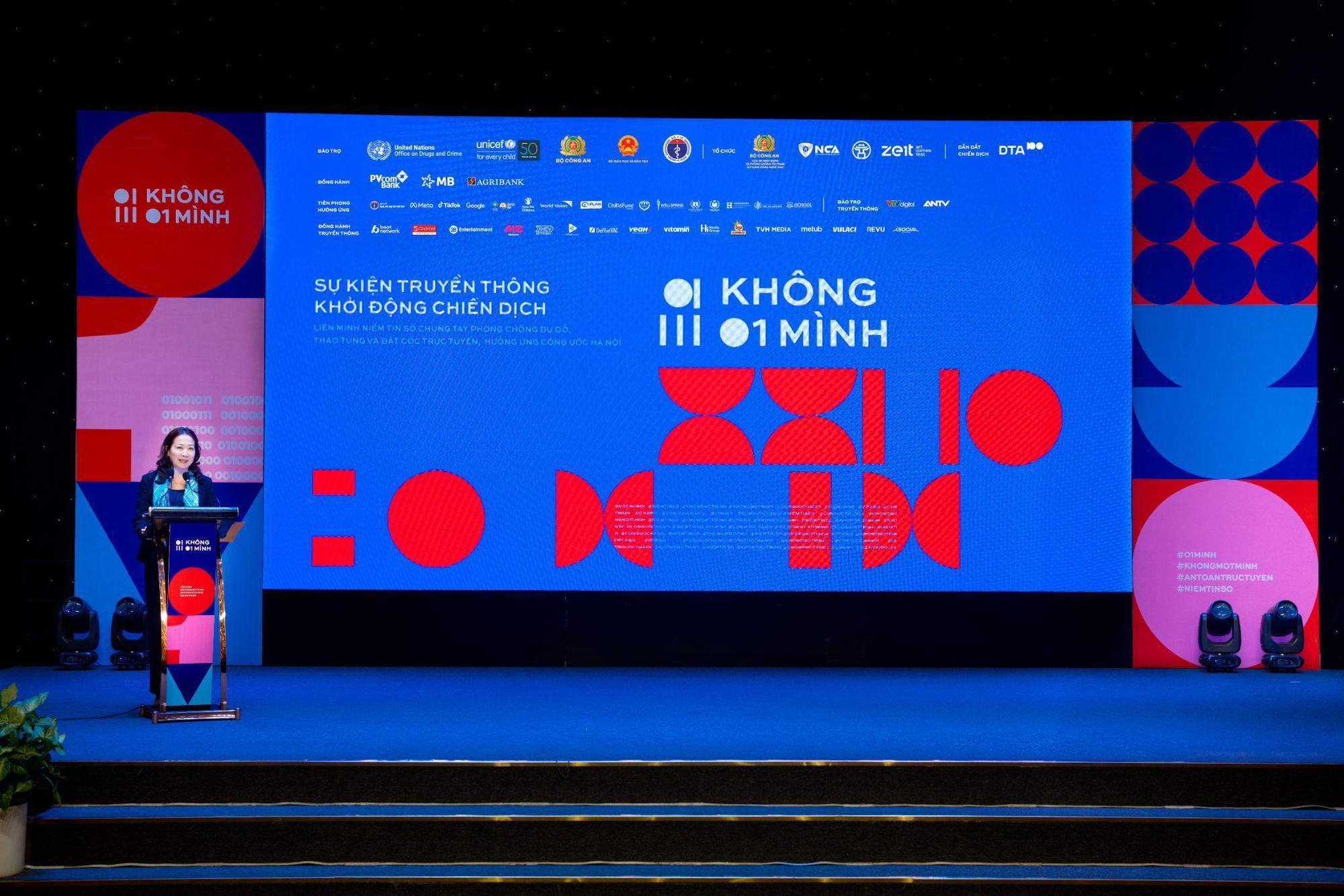 PVcomBank đồng hành cùng chiến dịch “Không Một Mình” hướng tới một không gian trực tuyến an toàn- Ảnh 5. PVcomBank đồng hành cùng chiến dịch “Không Một Mình” hướng tới một không gian trực tuyến an toàn- Ảnh 5.