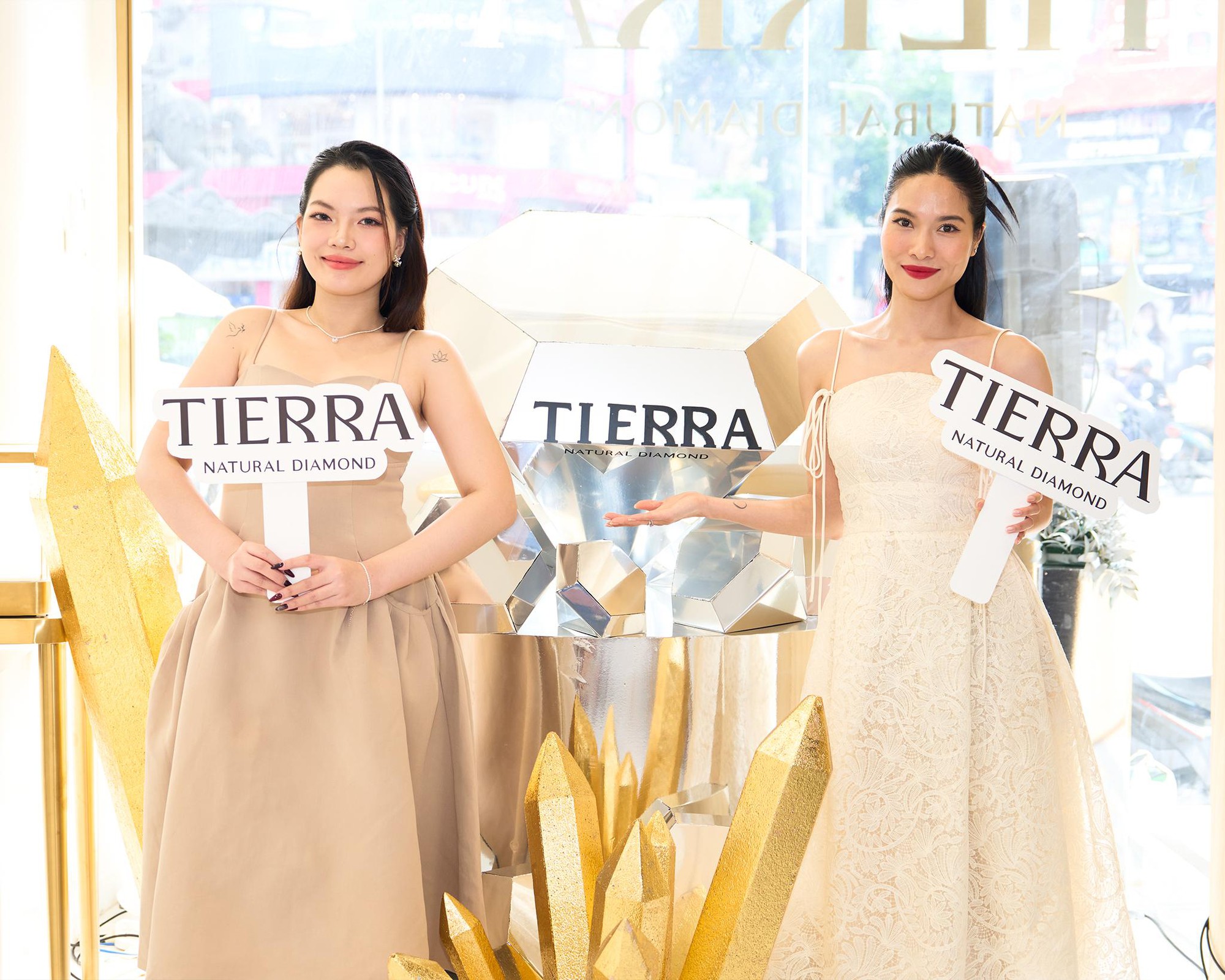 Cửa hàng kim cương mới xuất hiện “chiếm spotlight” ngã sáu Phù Đổng, hóa ra là lựa chọn cho ngày trọng đại của nhiều sao Việt- Ảnh 6. Cửa hàng kim cương mới xuất hiện “chiếm spotlight” ngã sáu Phù Đổng, hóa ra là lựa chọn cho ngày trọng đại của nhiều sao Việt- Ảnh 6.