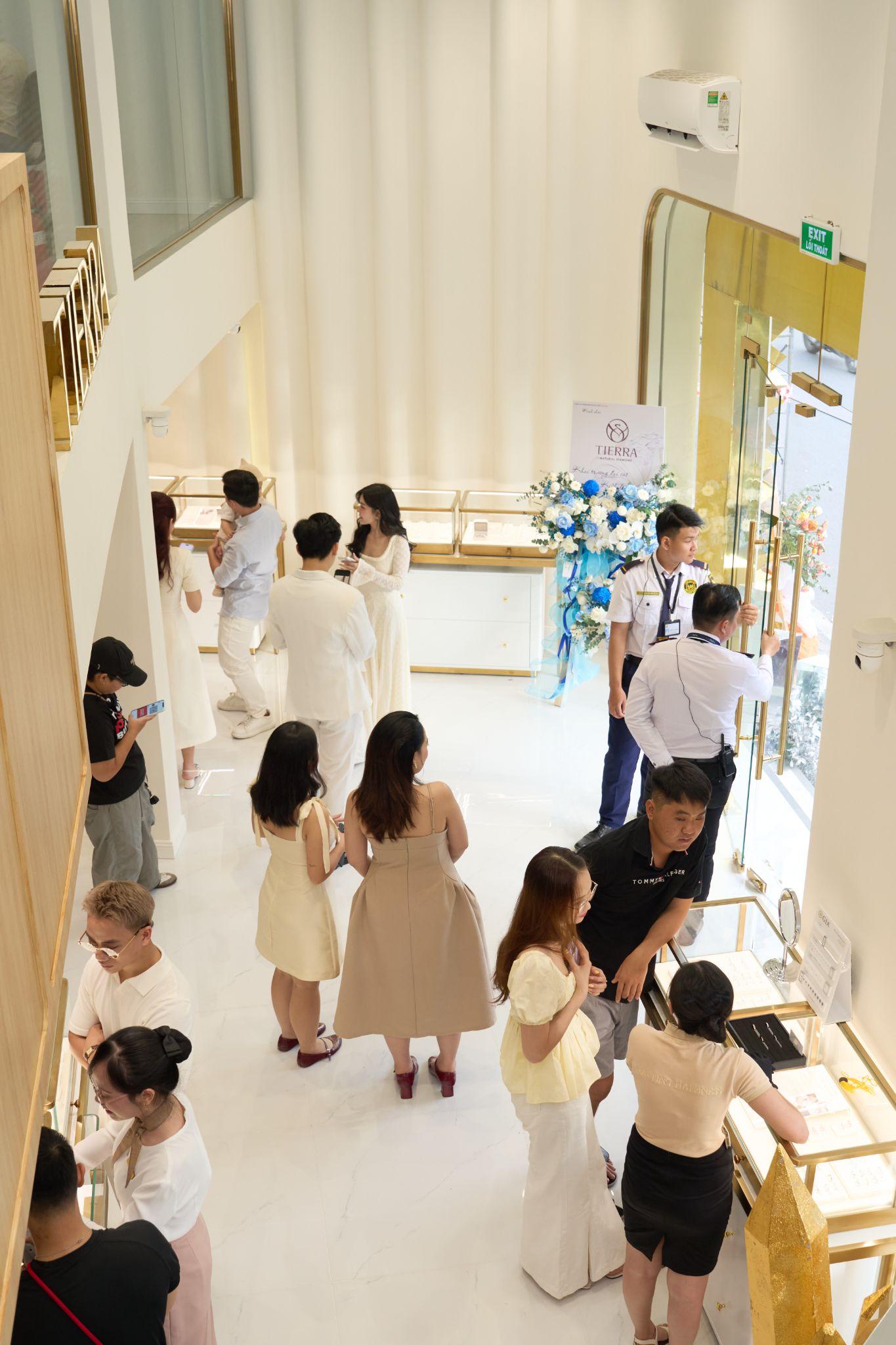 Cửa hàng kim cương mới xuất hiện “chiếm spotlight” ngã sáu Phù Đổng, hóa ra là lựa chọn cho ngày trọng đại của nhiều sao Việt- Ảnh 8. Cửa hàng kim cương mới xuất hiện “chiếm spotlight” ngã sáu Phù Đổng, hóa ra là lựa chọn cho ngày trọng đại của nhiều sao Việt- Ảnh 8.