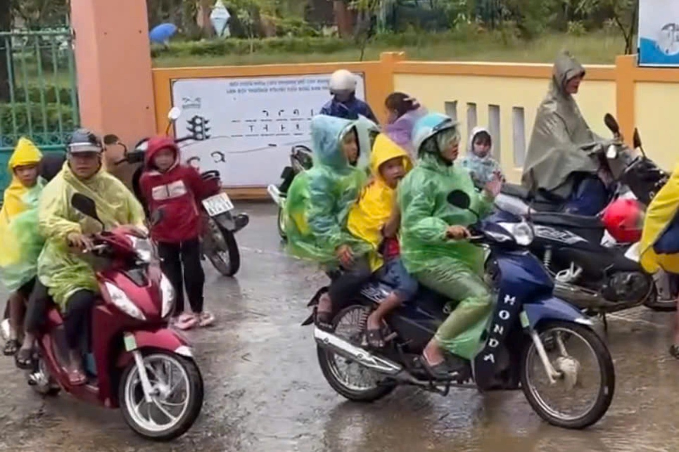 Vụ 40 học sinh nhập viện Quảng Trị: Phụ huynh đồng loạt đến trường đón con về vì sự xuất hiện của 1 người- Ảnh 1. Vụ 40 học sinh nhập viện Quảng Trị: Phụ huynh đồng loạt đến trường đón con về vì sự xuất hiện của 1 người- Ảnh 1.