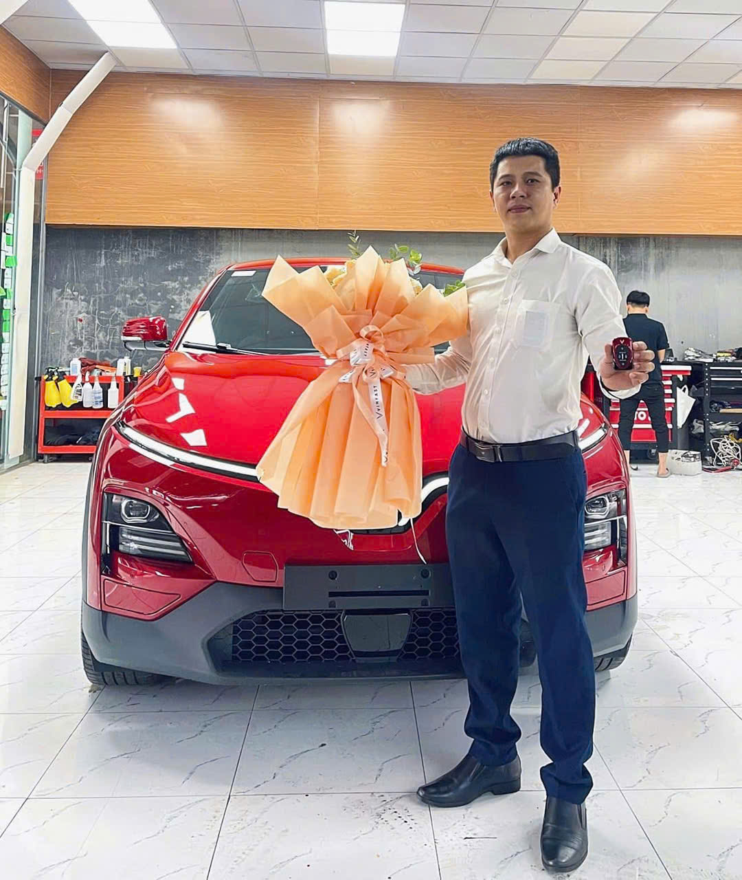 VinFast VF 6 giúp ông chủ cửa hàng điện nước “nhân đôi thu nhập” sau vài tháng và sắm thêm hai xe mới- Ảnh 1. VinFast VF 6 giúp ông chủ cửa hàng điện nước “nhân đôi thu nhập” sau vài tháng và sắm thêm hai xe mới- Ảnh 1.