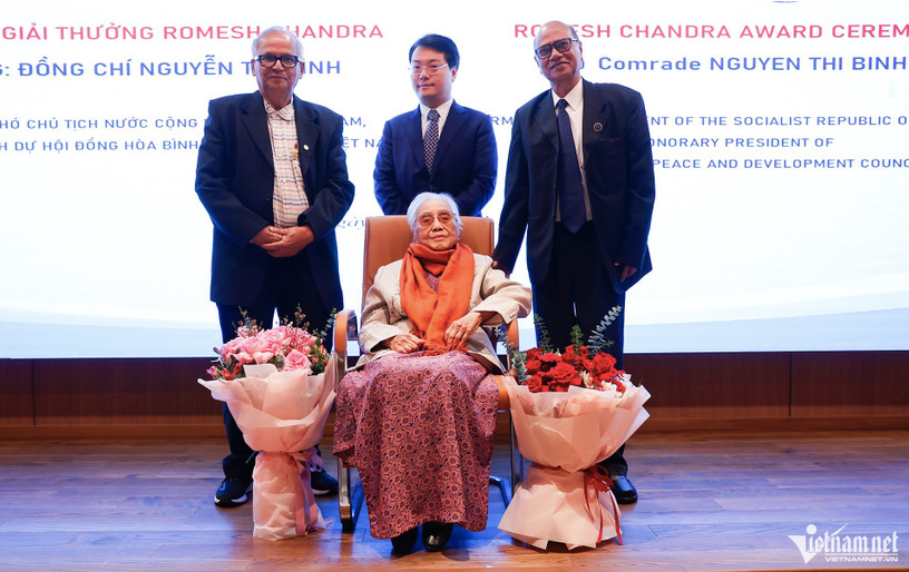 Nguyên Phó Chủ tịch nước Nguyễn Thị Bình nhận Giải thưởng Hòa bình Romesh Chandra- Ảnh 1.