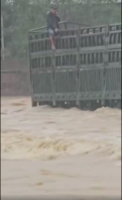 Phát hiện manh mối mới nghi của tài xế bị nước lũ cuốn: Đang xác minh làm rõ dấu vết- Ảnh 2. Phát hiện manh mối mới nghi của tài xế bị nước lũ cuốn: Đang xác minh làm rõ dấu vết- Ảnh 2.