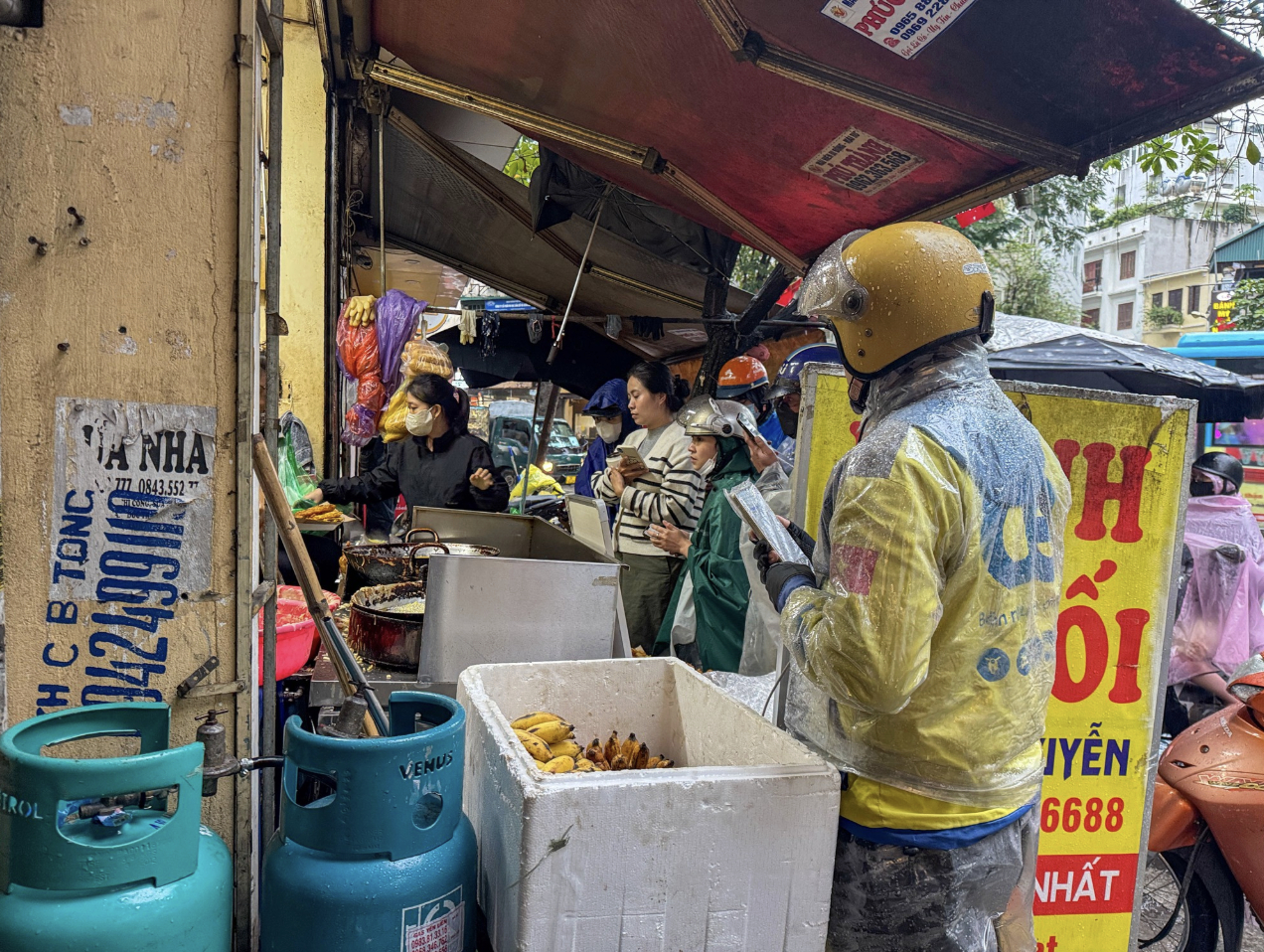 Thực tế tại h&agrave;ng b&aacute;nh chuối H&agrave; Nội khiến kh&aacute;ch "ức ph&aacute;t kh&oacute;c": Người mua vẫn tới đ&ocirc;ng nghịt d&ugrave; trời mưa lớn- Ảnh 6.