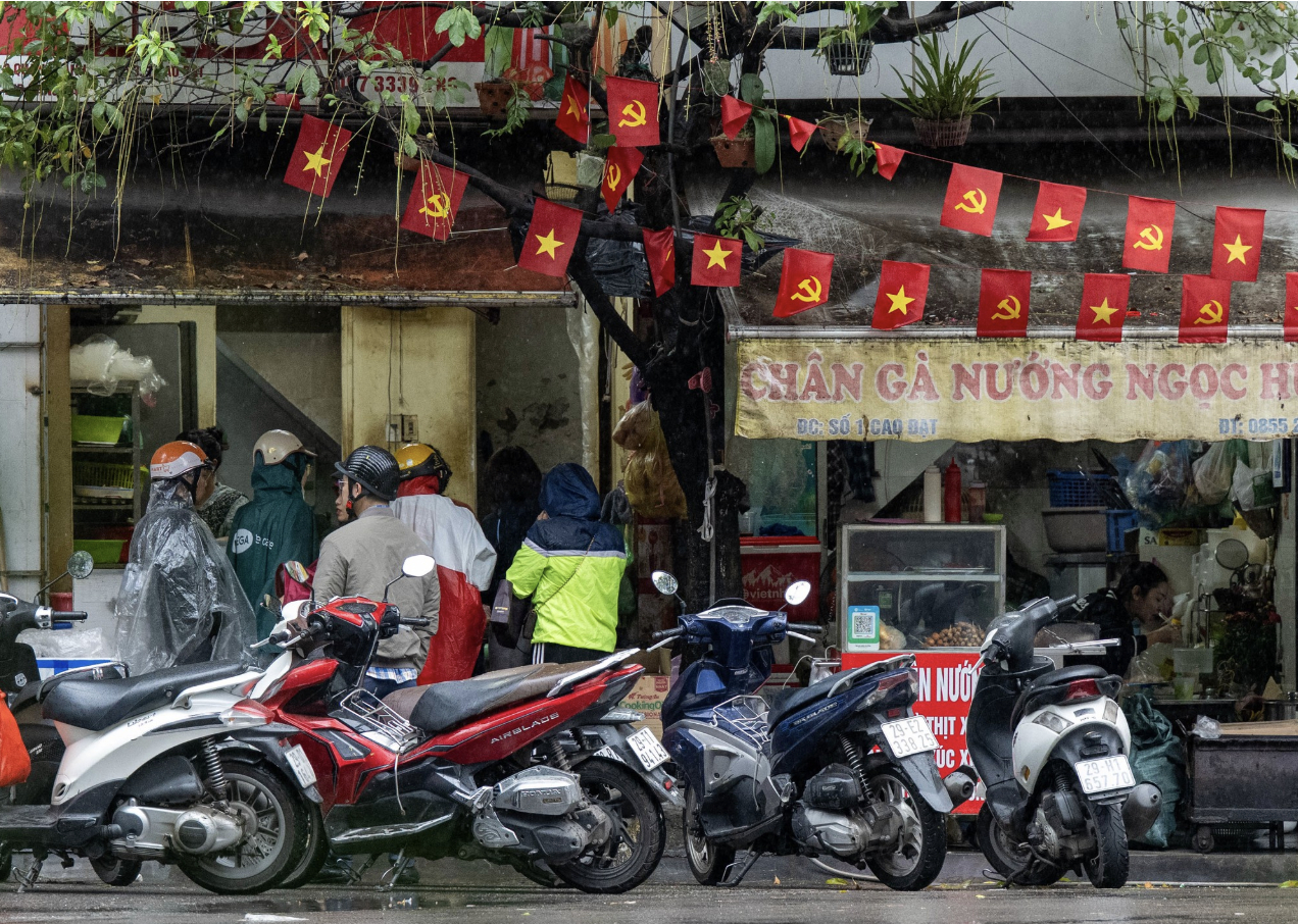 Thực tế tại h&agrave;ng b&aacute;nh chuối H&agrave; Nội khiến kh&aacute;ch "ức ph&aacute;t kh&oacute;c": Người mua vẫn tới đ&ocirc;ng nghịt d&ugrave; trời mưa lớn- Ảnh 3.