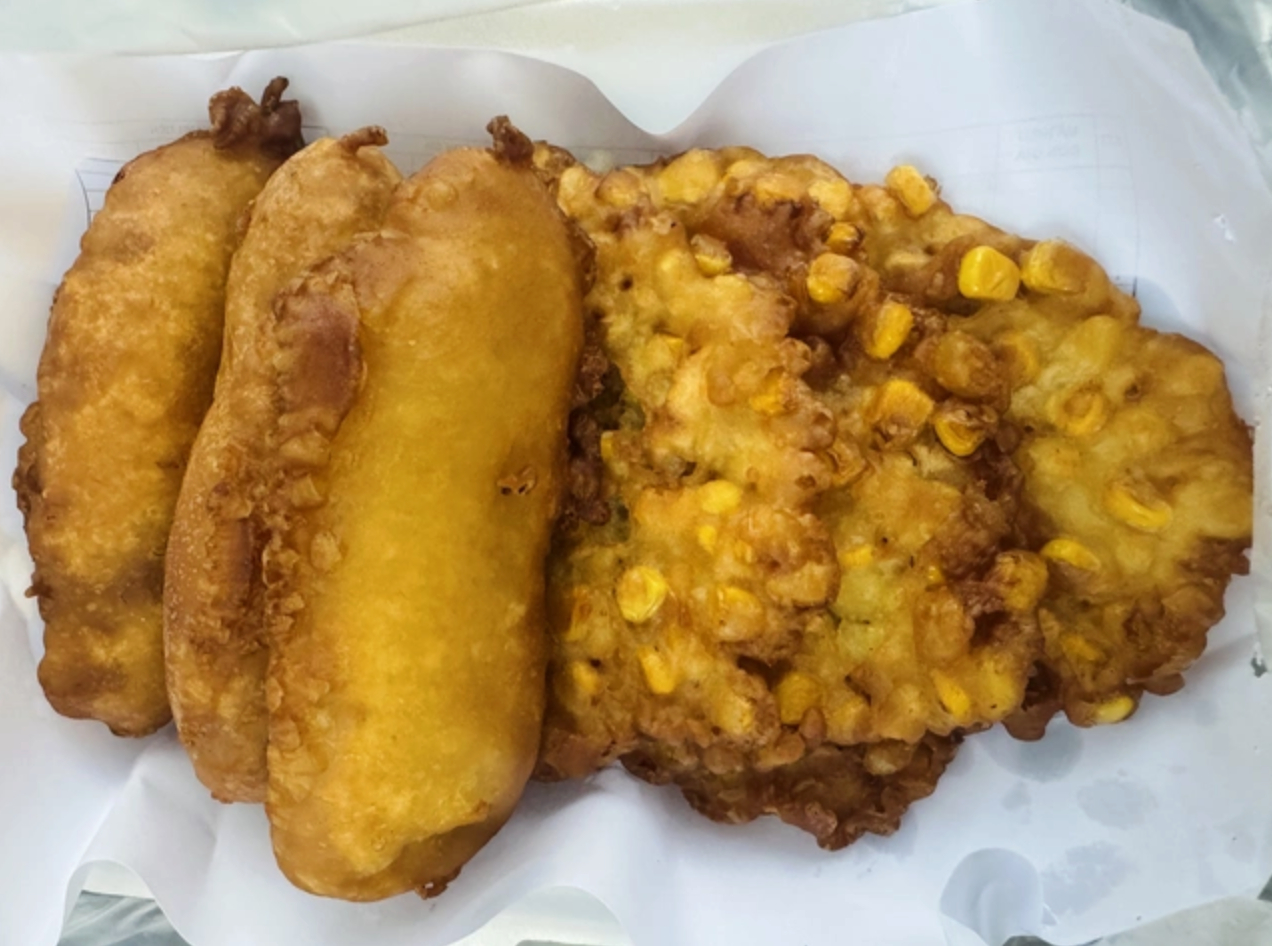 Thực tế tại h&agrave;ng b&aacute;nh chuối H&agrave; Nội khiến kh&aacute;ch "ức ph&aacute;t kh&oacute;c": Người mua vẫn tới đ&ocirc;ng nghịt d&ugrave; trời mưa lớn- Ảnh 7.