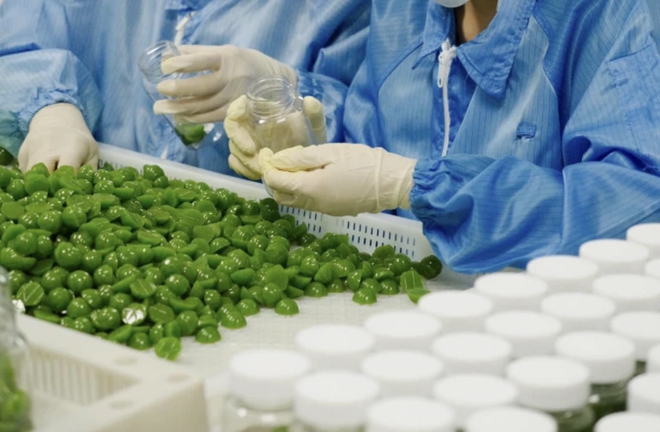 Xét xử vụ kẹo Kera: Rất đông người thân của các bị cáo có mặt, mẹ Hoa hậu Thùy Tiên ngồi lặng trong phòng xét xử- Ảnh 19.