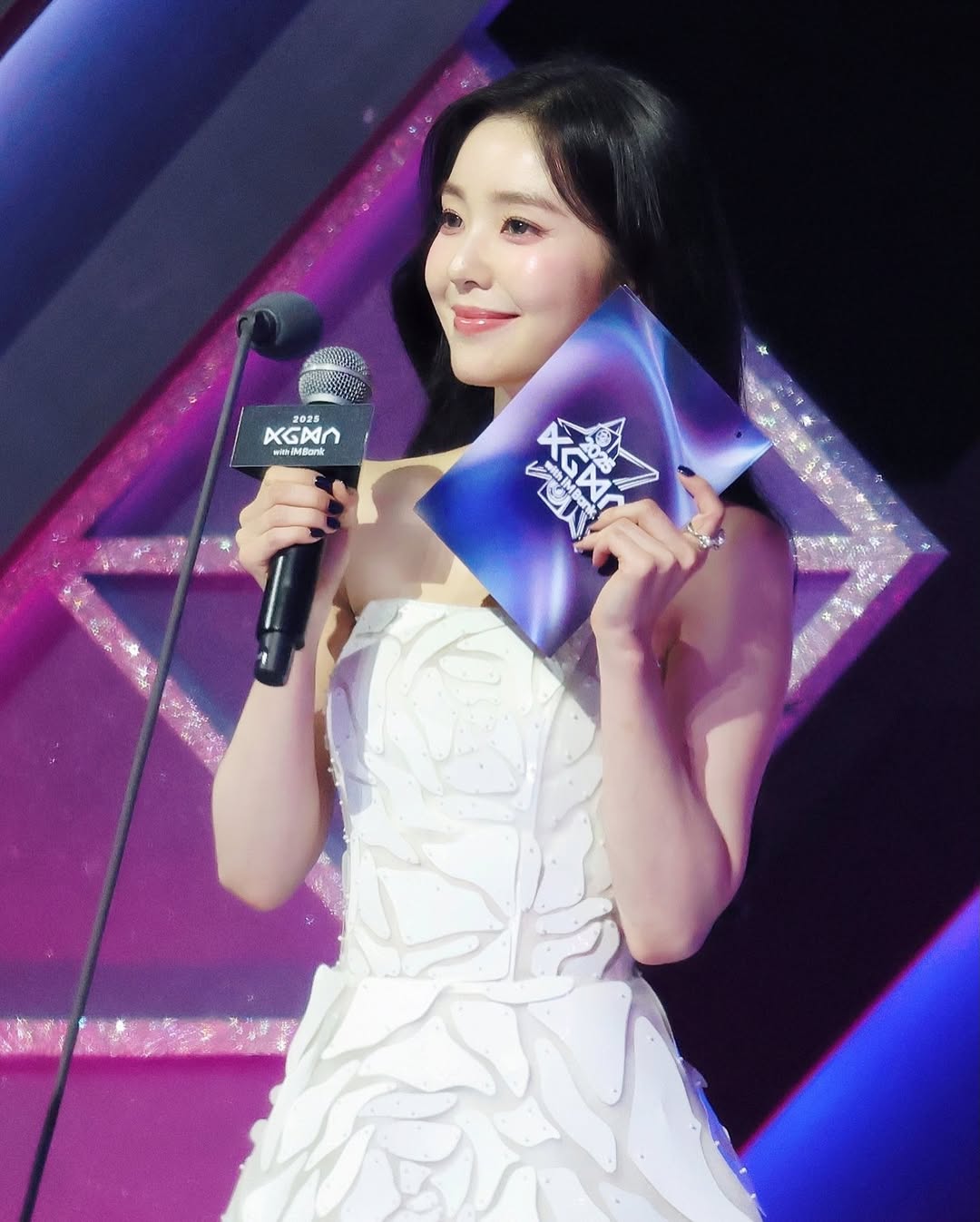 Cú ngã điếng người của nữ thần đẹp nhất showbiz: Pha xử lý vô cùng chuyên nghiệp trên sân khấu của chủ nhân- Ảnh 3. Cú ngã điếng người của nữ thần đẹp nhất showbiz: Pha xử lý vô cùng chuyên nghiệp trên sân khấu của chủ nhân- Ảnh 3.