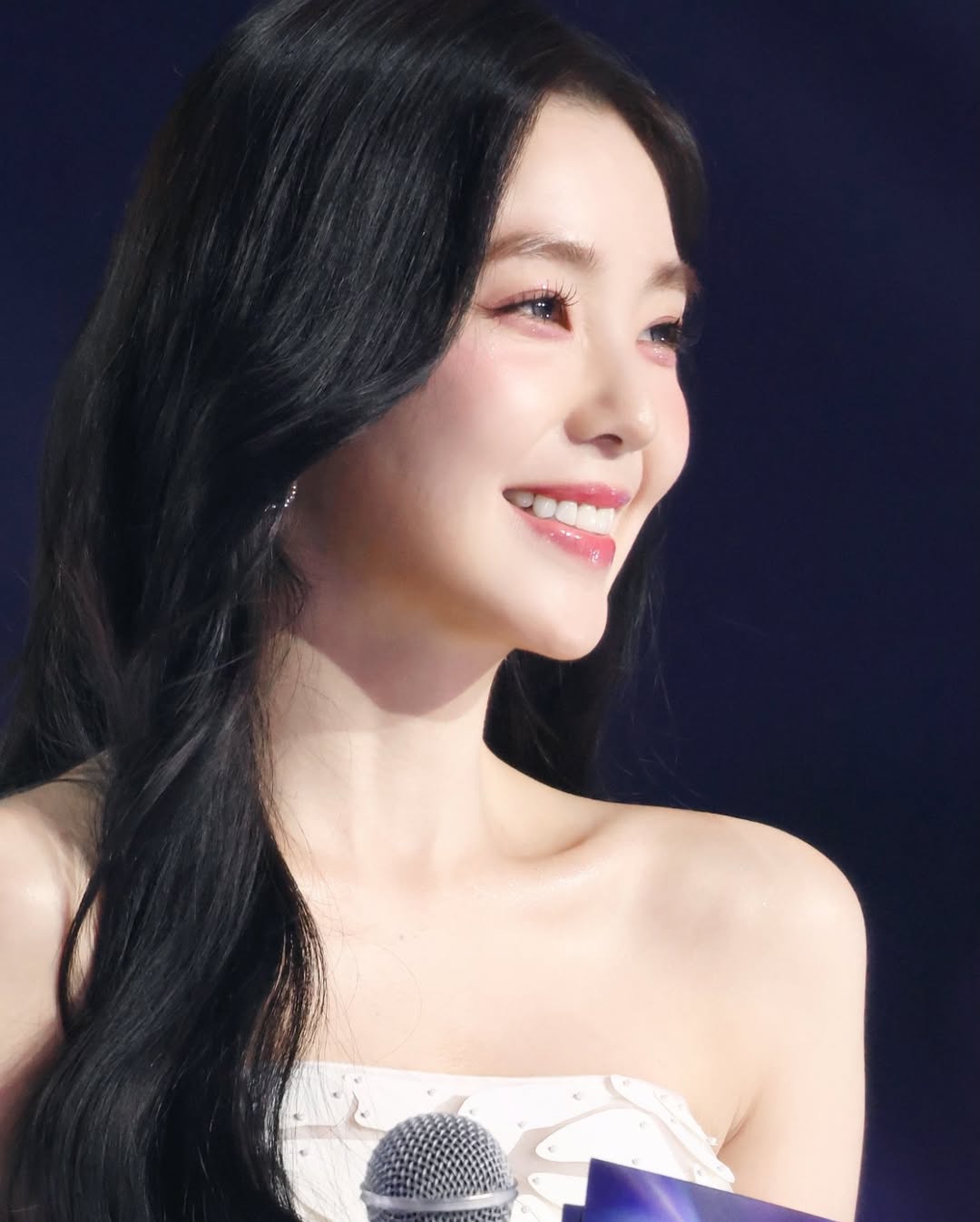 Cú ngã điếng người của nữ thần đẹp nhất showbiz: Pha xử lý vô cùng chuyên nghiệp trên sân khấu của chủ nhân- Ảnh 4. Cú ngã điếng người của nữ thần đẹp nhất showbiz: Pha xử lý vô cùng chuyên nghiệp trên sân khấu của chủ nhân- Ảnh 4.