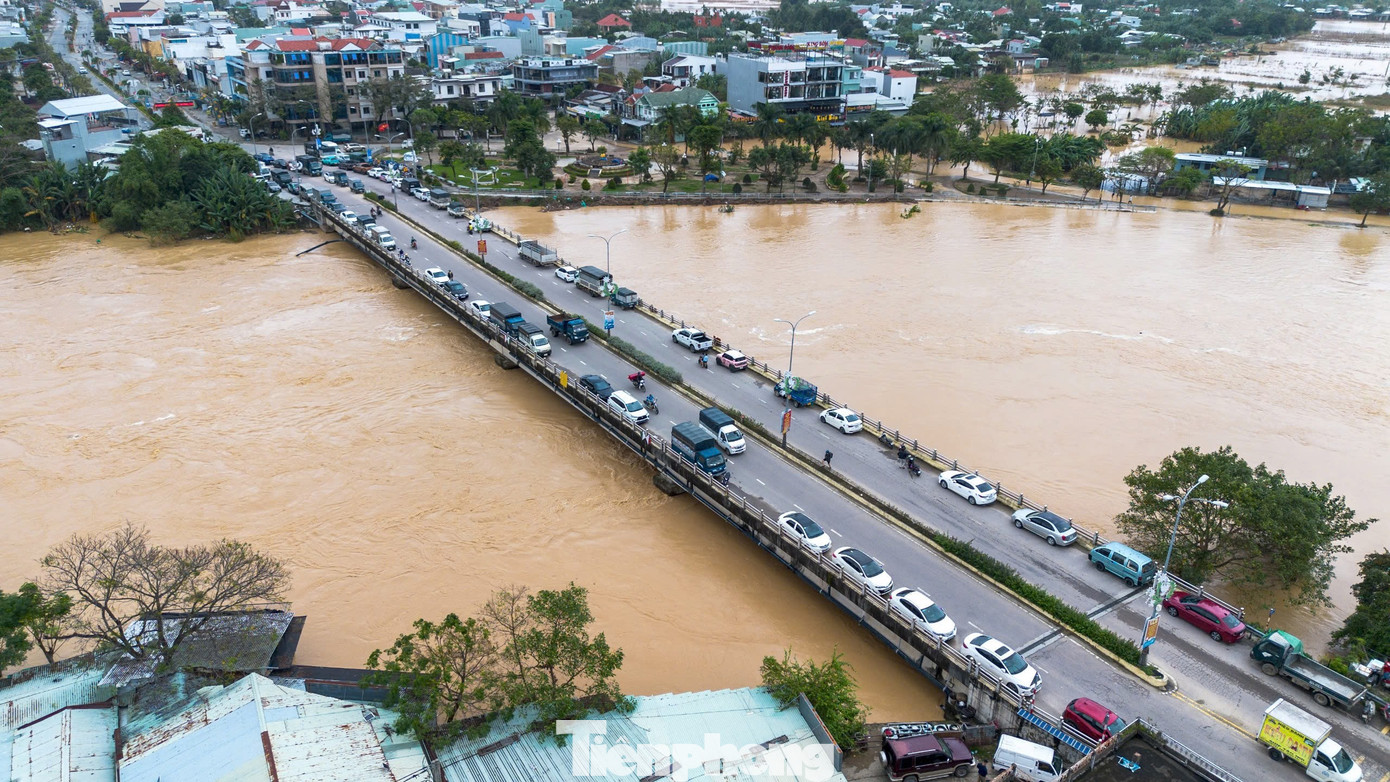 Người dân Đà Nẵng kê cao đồ đạc, đưa ô tô lên cầu, làm chuồng tạm cho trâu để tránh lũ- Ảnh 8.