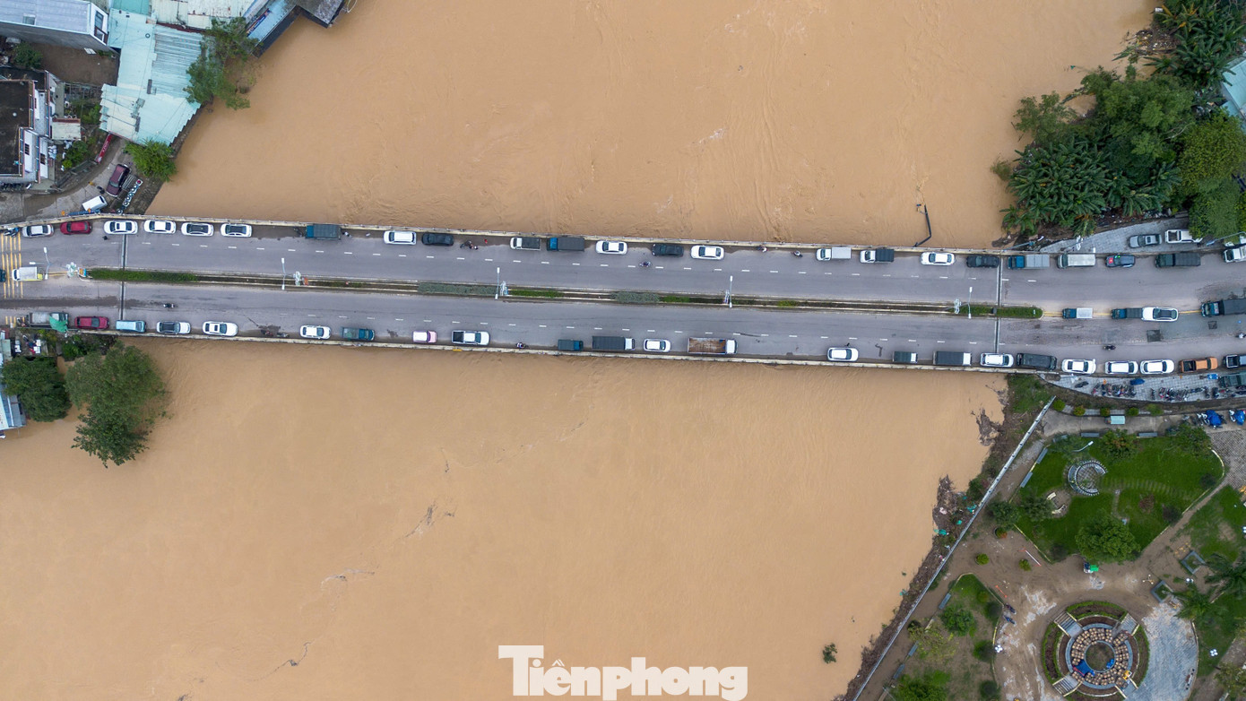 Người dân Đà Nẵng kê cao đồ đạc, đưa ô tô lên cầu, làm chuồng tạm cho trâu để tránh lũ- Ảnh 9.