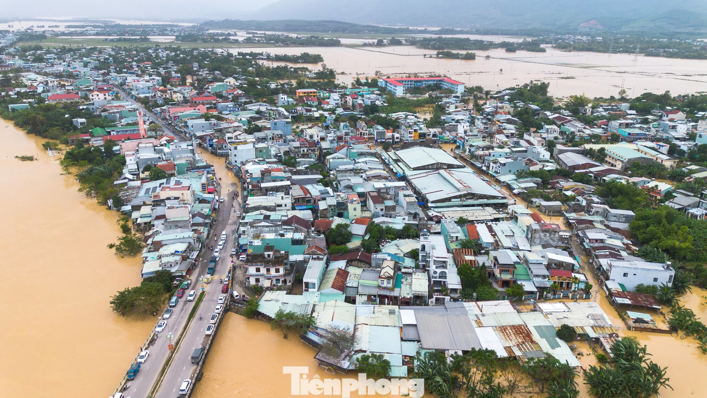 Người dân Đà Nẵng kê cao đồ đạc, đưa ô tô lên cầu, làm chuồng tạm cho trâu để tránh lũ- Ảnh 1.