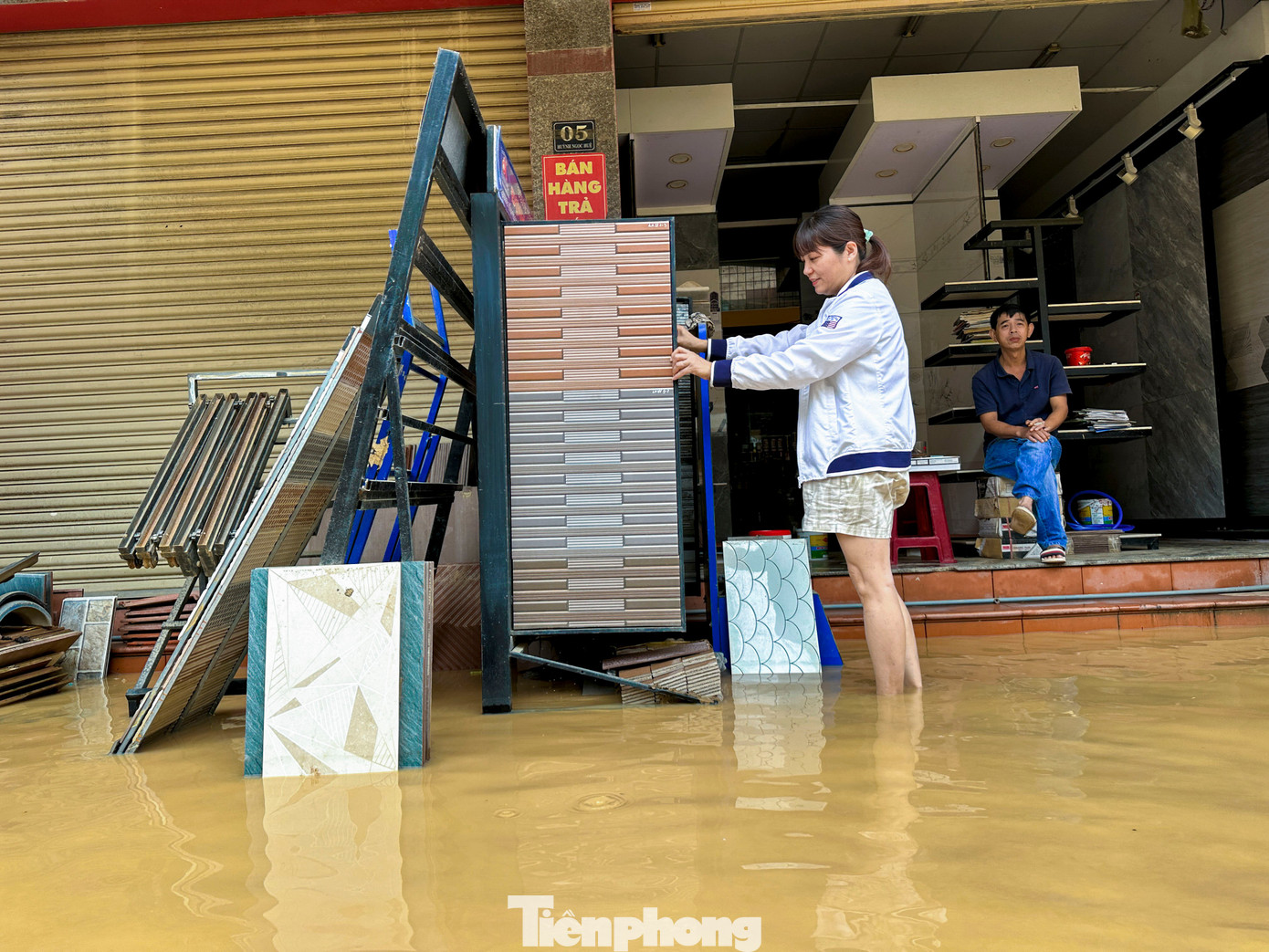 Người dân Đà Nẵng kê cao đồ đạc, đưa ô tô lên cầu, làm chuồng tạm cho trâu để tránh lũ- Ảnh 6.