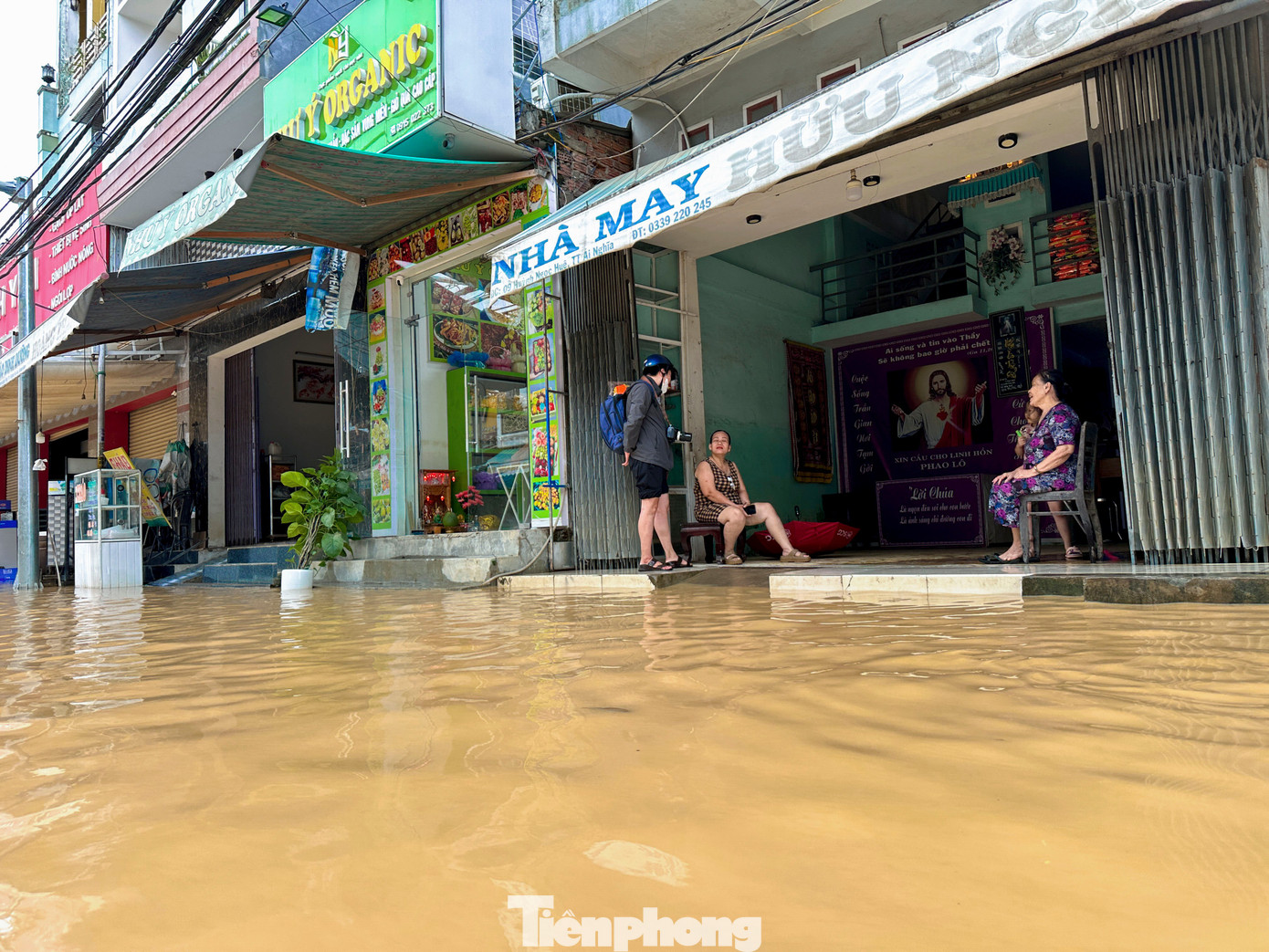 Người dân Đà Nẵng kê cao đồ đạc, đưa ô tô lên cầu, làm chuồng tạm cho trâu để tránh lũ- Ảnh 3.