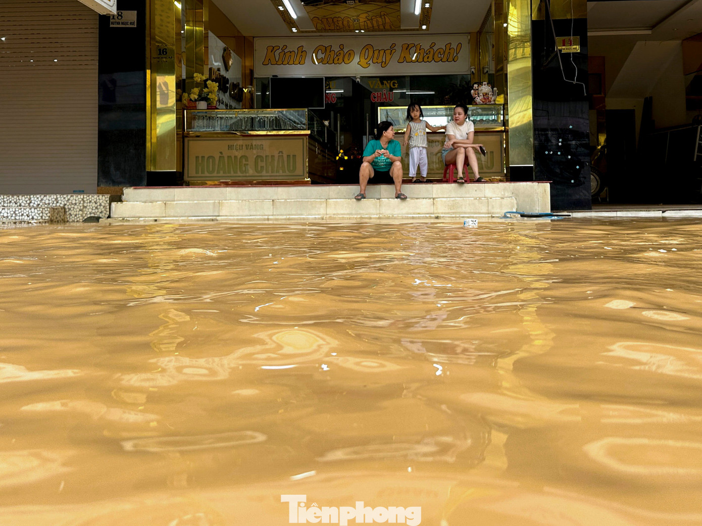 Người dân Đà Nẵng kê cao đồ đạc, đưa ô tô lên cầu, làm chuồng tạm cho trâu để tránh lũ- Ảnh 13.