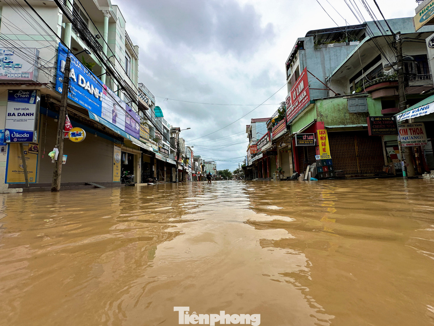 Người dân Đà Nẵng kê cao đồ đạc, đưa ô tô lên cầu, làm chuồng tạm cho trâu để tránh lũ- Ảnh 12.