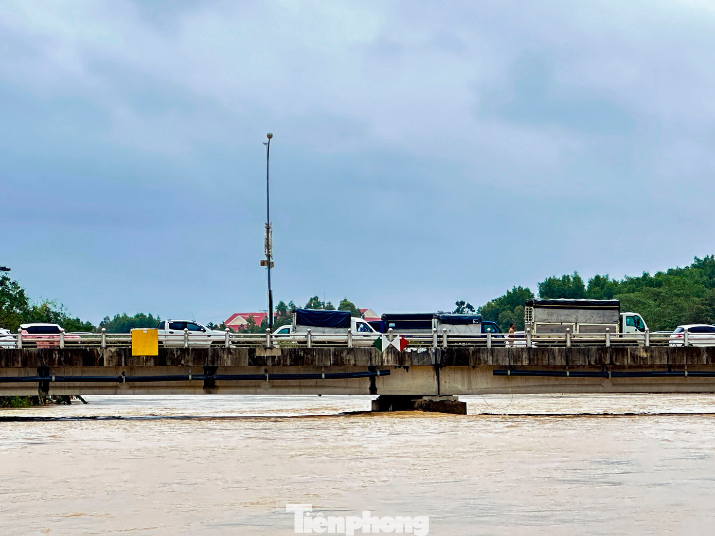 Người dân Đà Nẵng kê cao đồ đạc, đưa ô tô lên cầu, làm chuồng tạm cho trâu để tránh lũ- Ảnh 11.