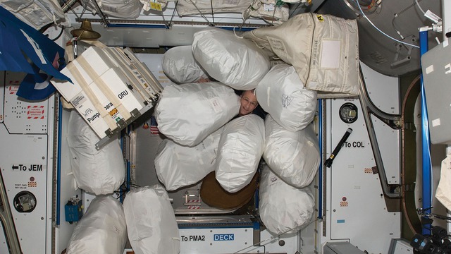 Chất thải của các phi hành gia được xử lý ra sao trên Trạm vũ trụ quốc tế: Hành trình khép kín của nước, rác và những điều không ai nghĩ tới- Ảnh 1.