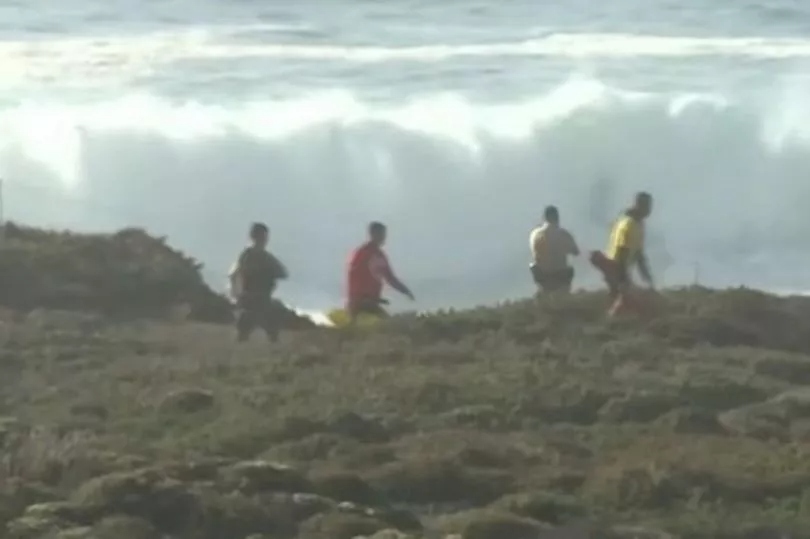 Bố tử vong khi cố cứu con gái bị sóng cuốn xuống biển- Ảnh 1.