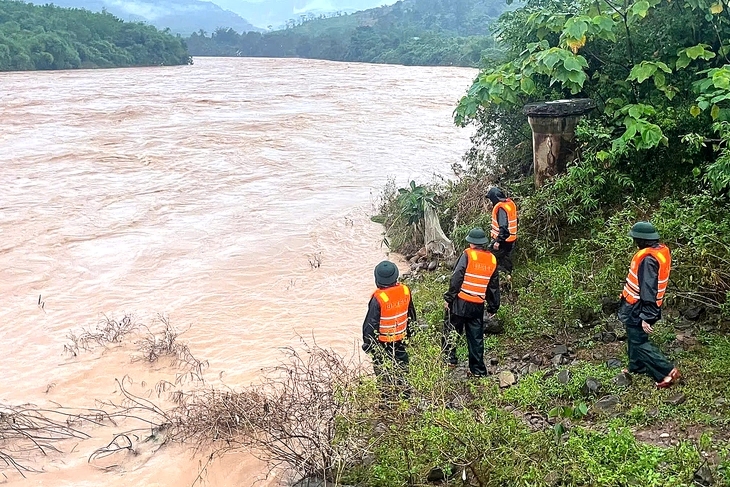 Tiếng khóc xé lòng của vợ tài xế bị lũ cuốn khiến ai nghe cũng nghẹn lại: "Anh ơi… về với mẹ con em"- Ảnh 3. Tiếng khóc xé lòng của vợ tài xế bị lũ cuốn khiến ai nghe cũng nghẹn lại: "Anh ơi… về với mẹ con em"- Ảnh 3.