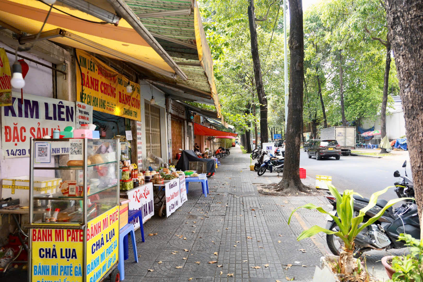 Lấn chiếm vỉa hè: TP HCM tung “mắt thần” giám sát 24/7- Ảnh 1.